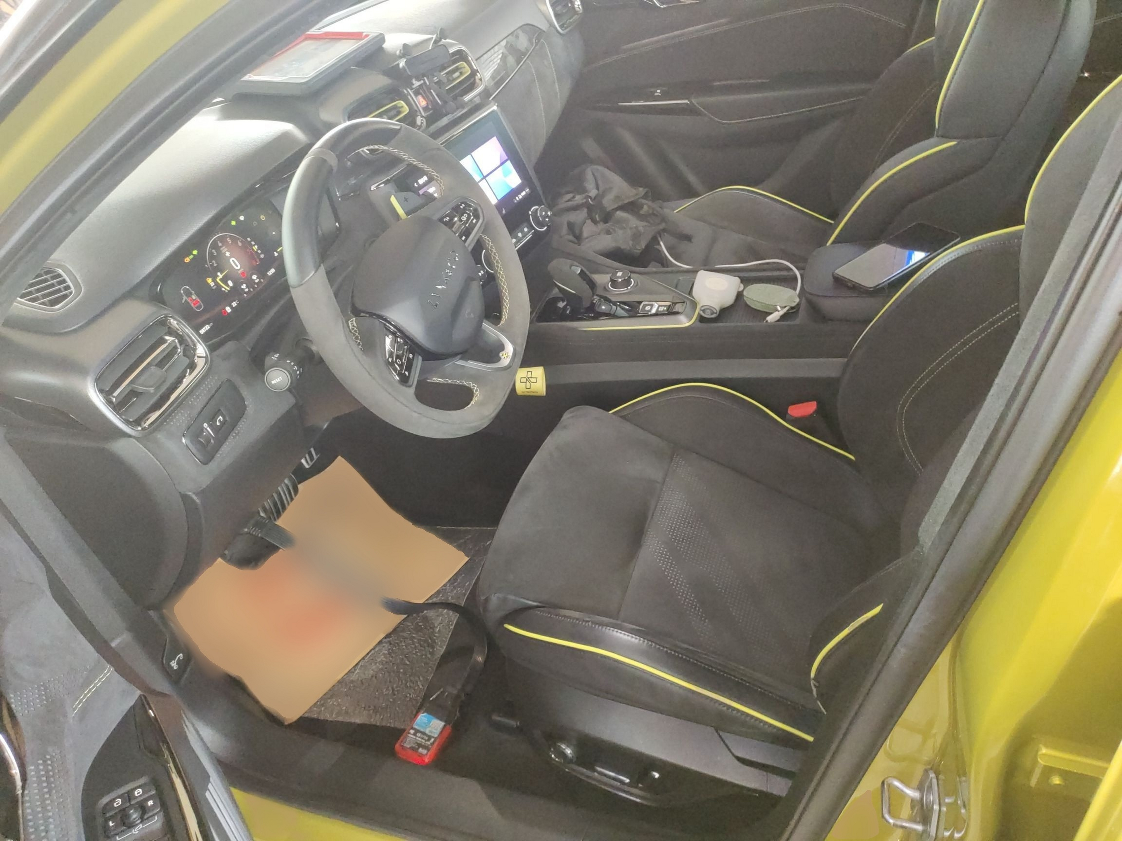 المقاعد الأمامية داخل السيارة