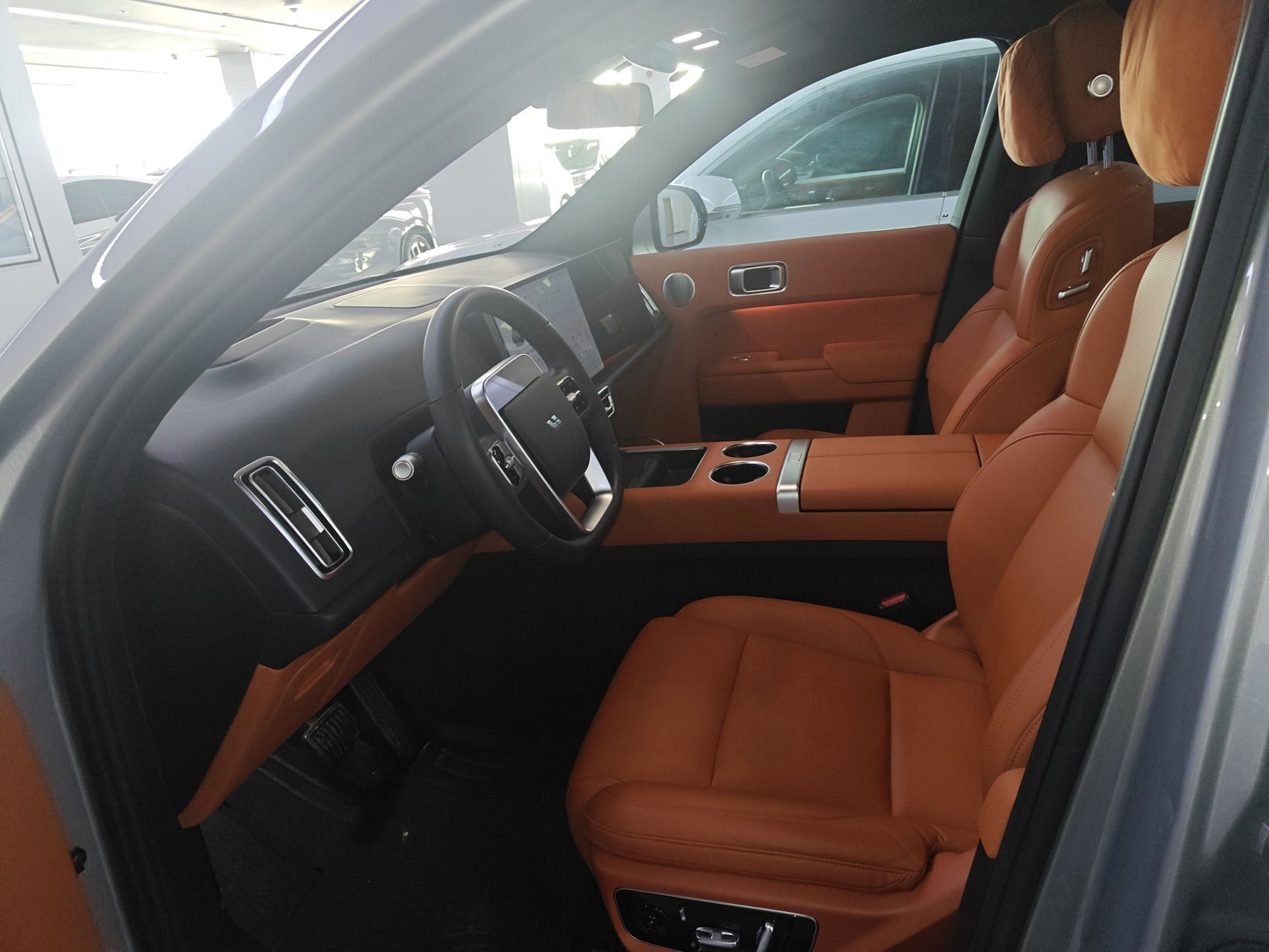 المقاعد الأمامية داخل السيارة