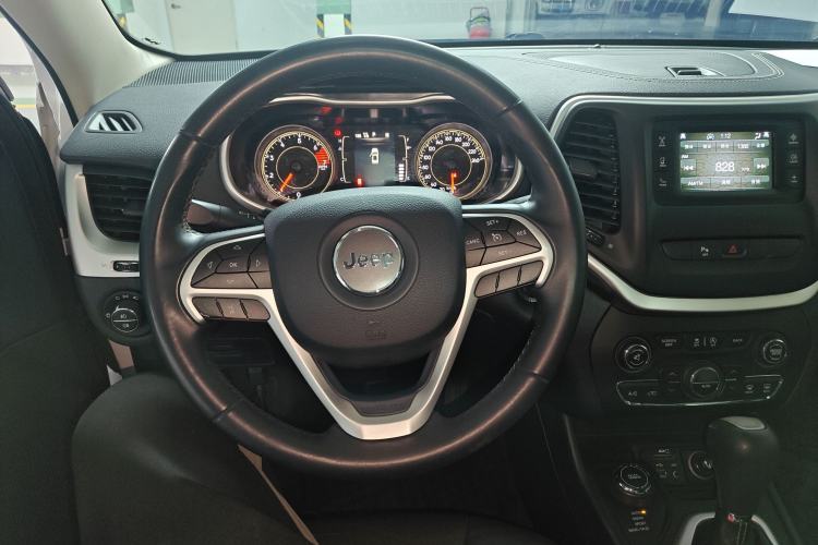 Used  Cherokee 2016 2.4L Professional Edition
