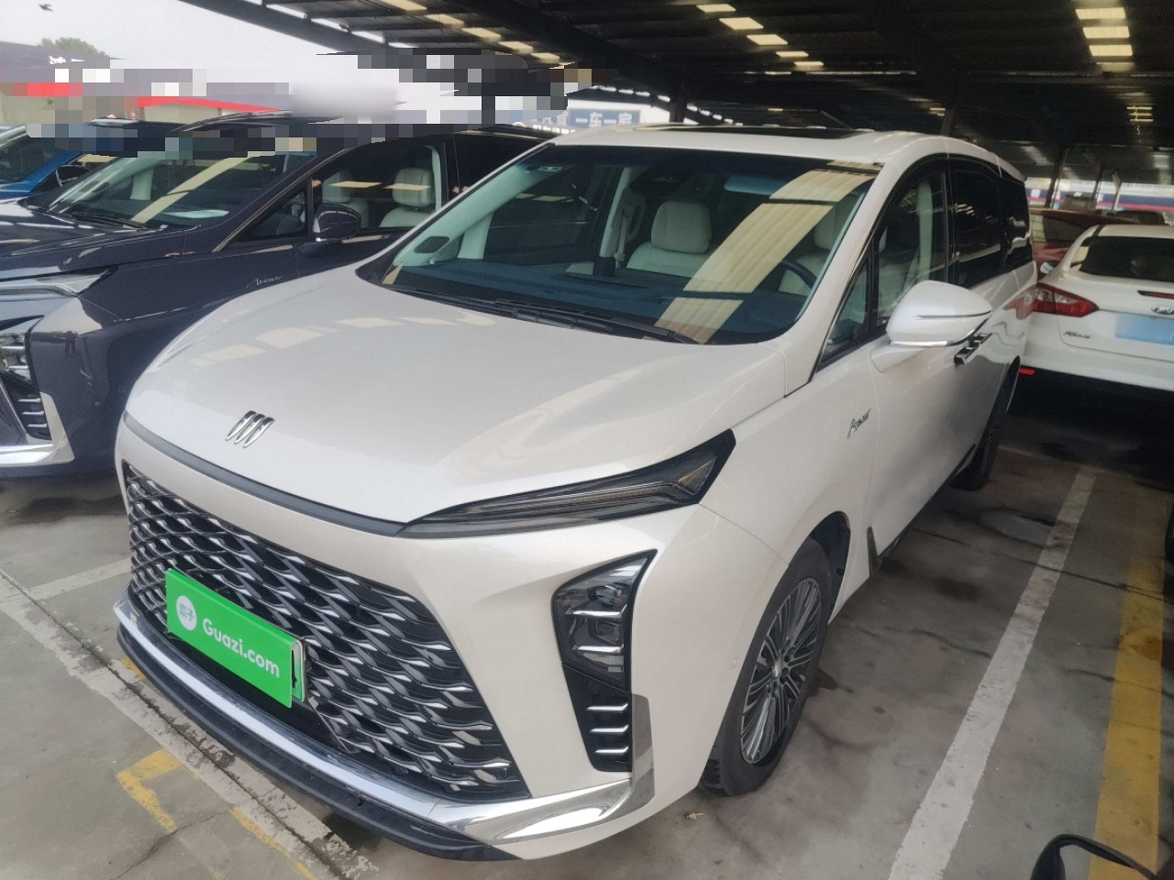 تحت مقدمة السيارة