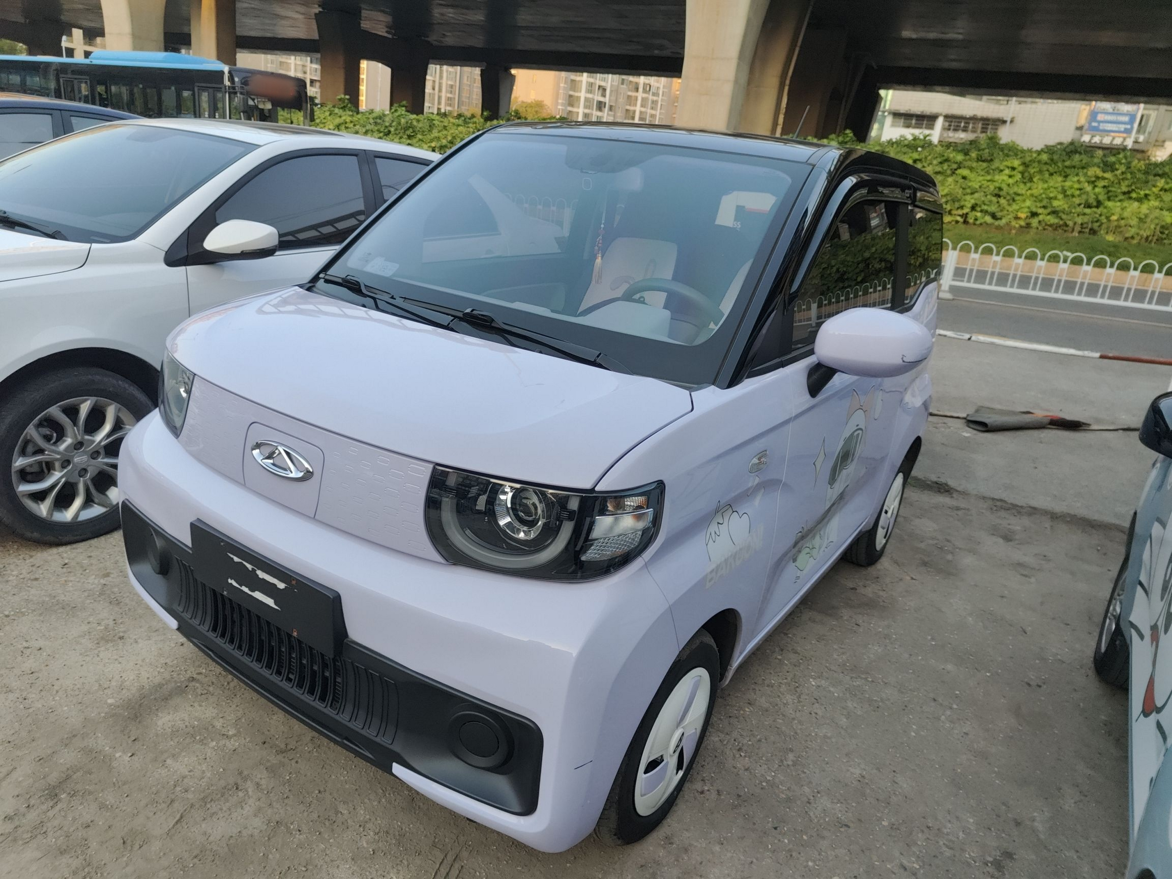 تحت مقدمة السيارة