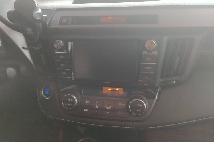 Used Toyota RAV4 2019 2.0L CVT Two-Wheel Drive Fashion X Limited Edition China VI Standard
