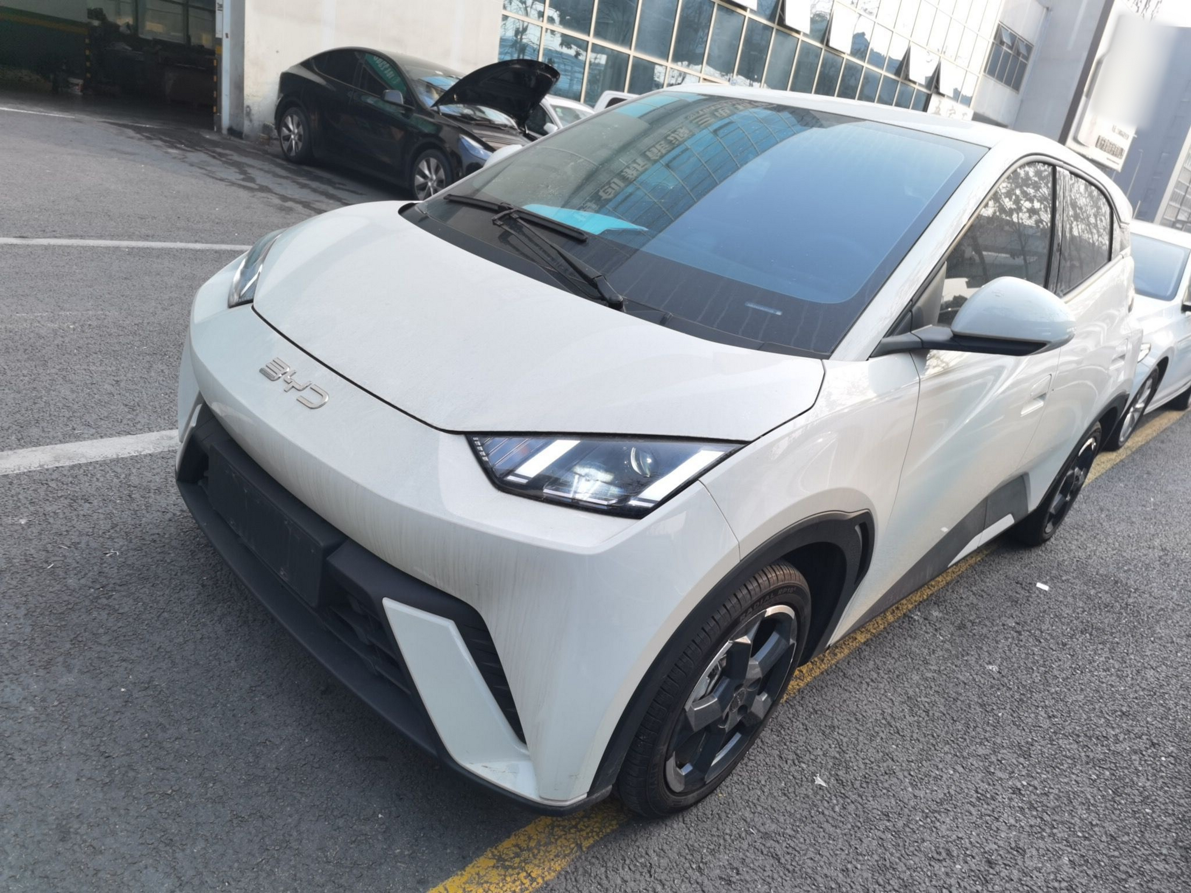 Под передней частью автомобиля