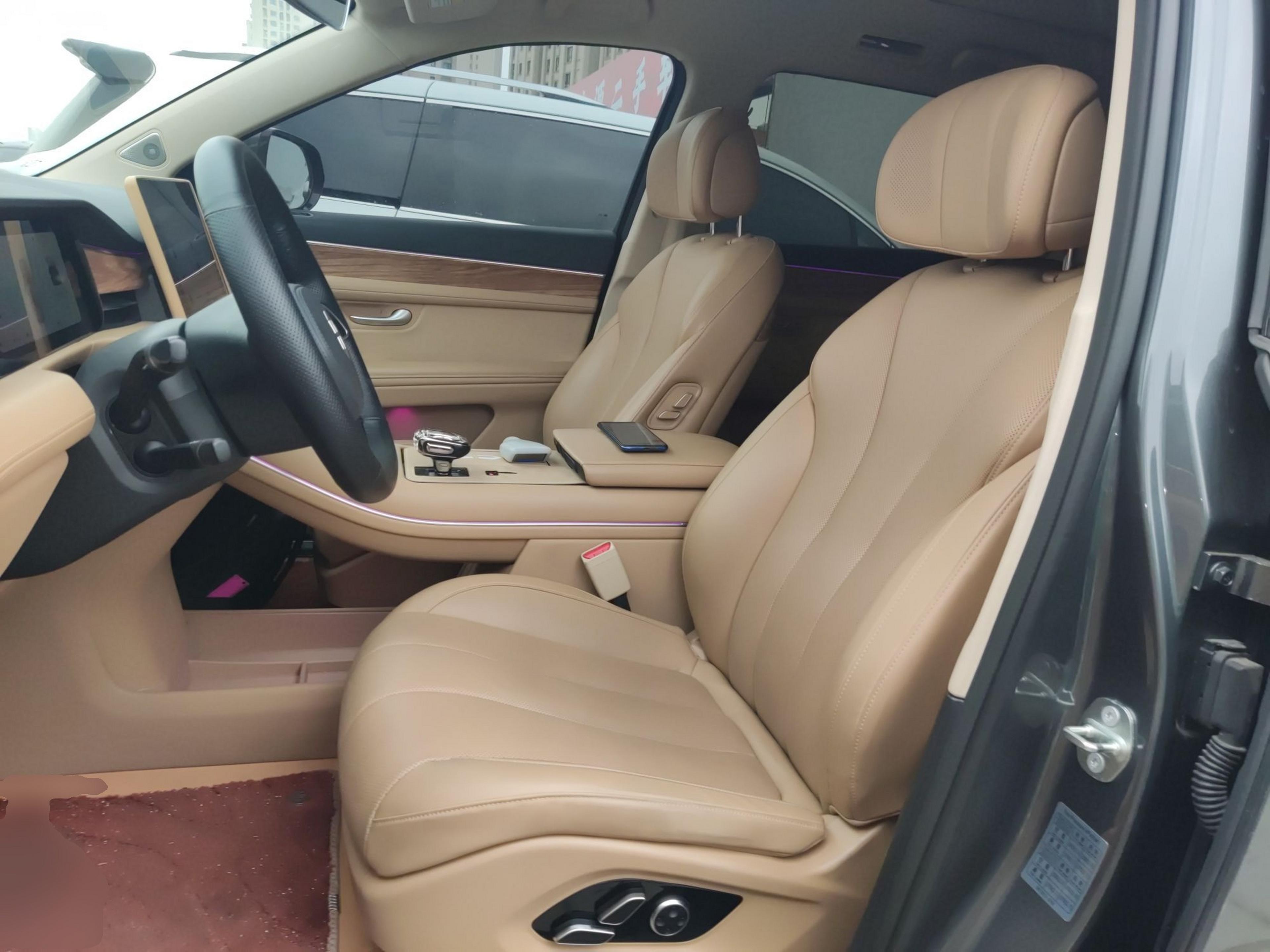 Переднее сиденье в автомобиле