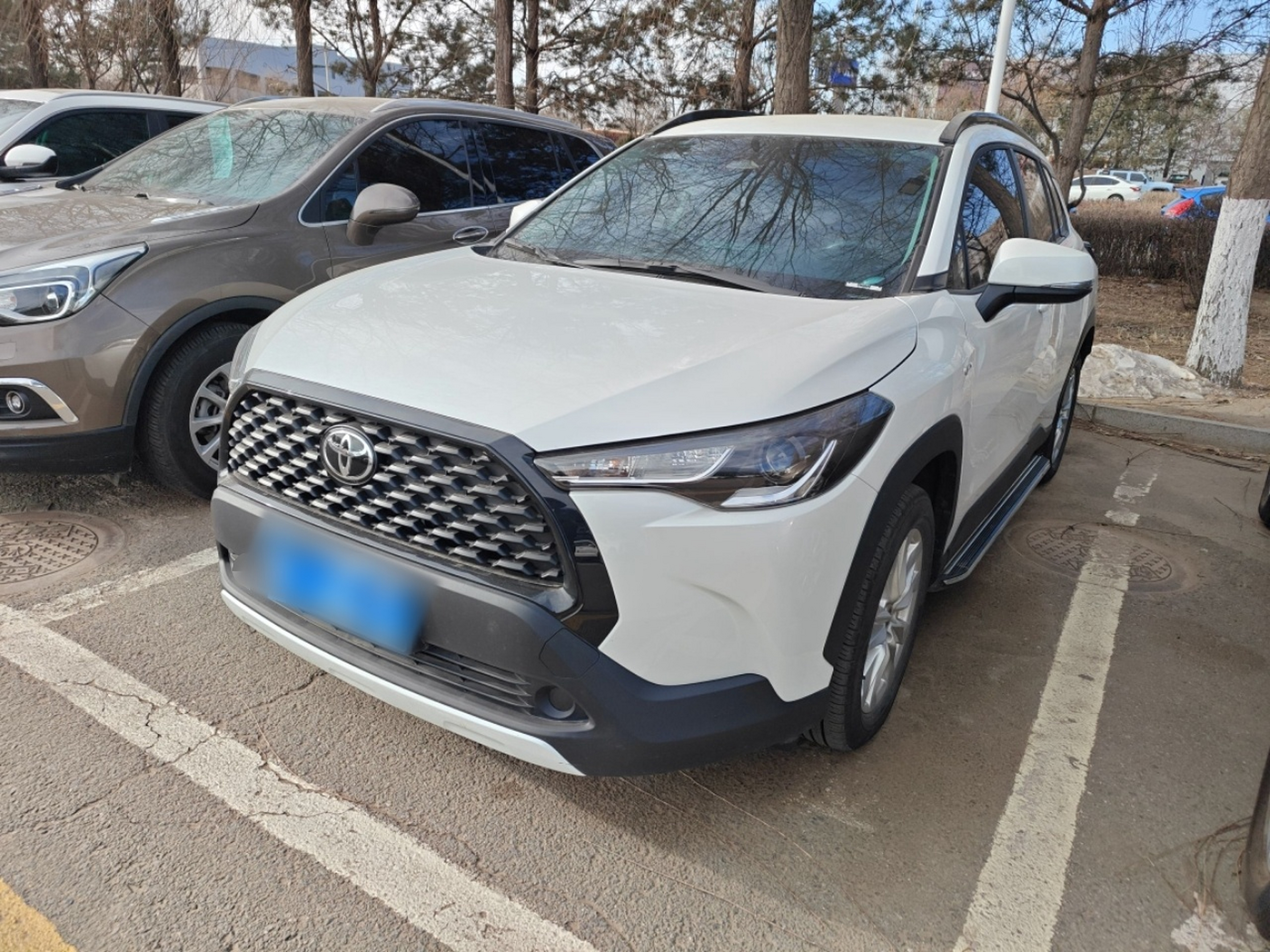 Под передней частью автомобиля