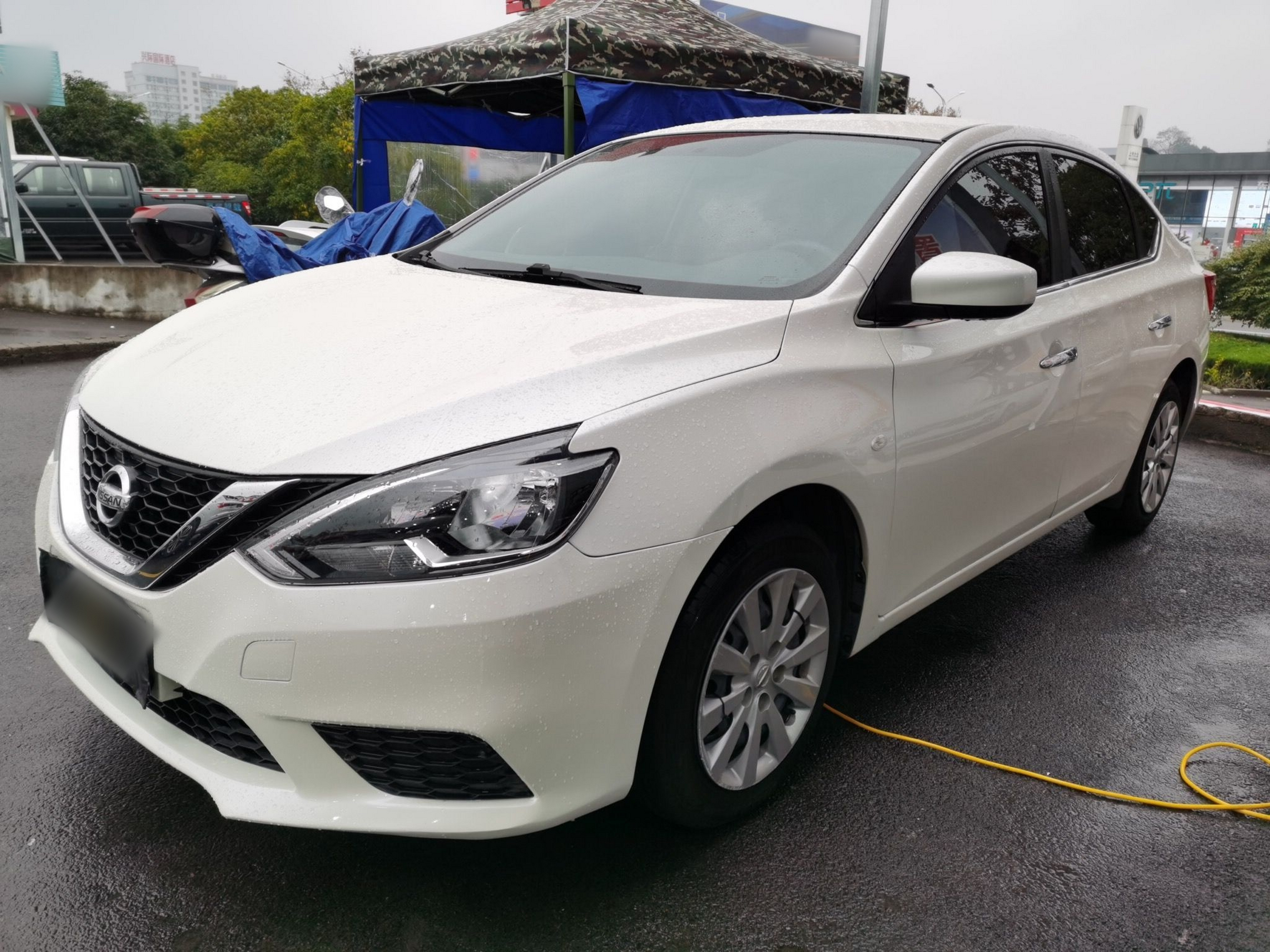 Под передней частью автомобиля