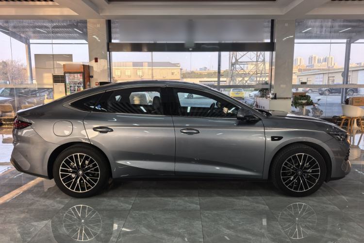 Used BYD Qin L 2025 DM-i Smart Drive 120KM Excellence Model
