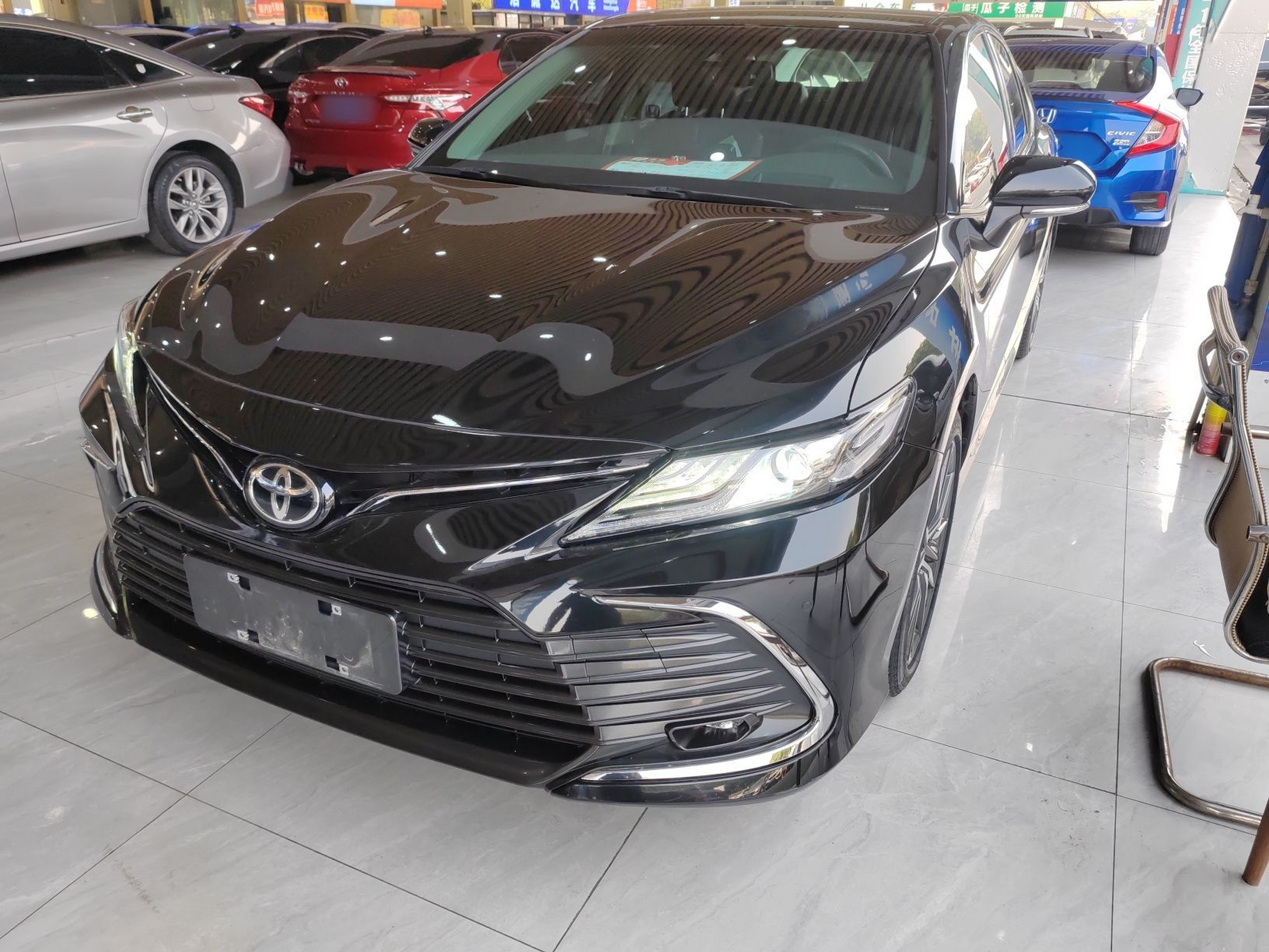 تحت مقدمة السيارة