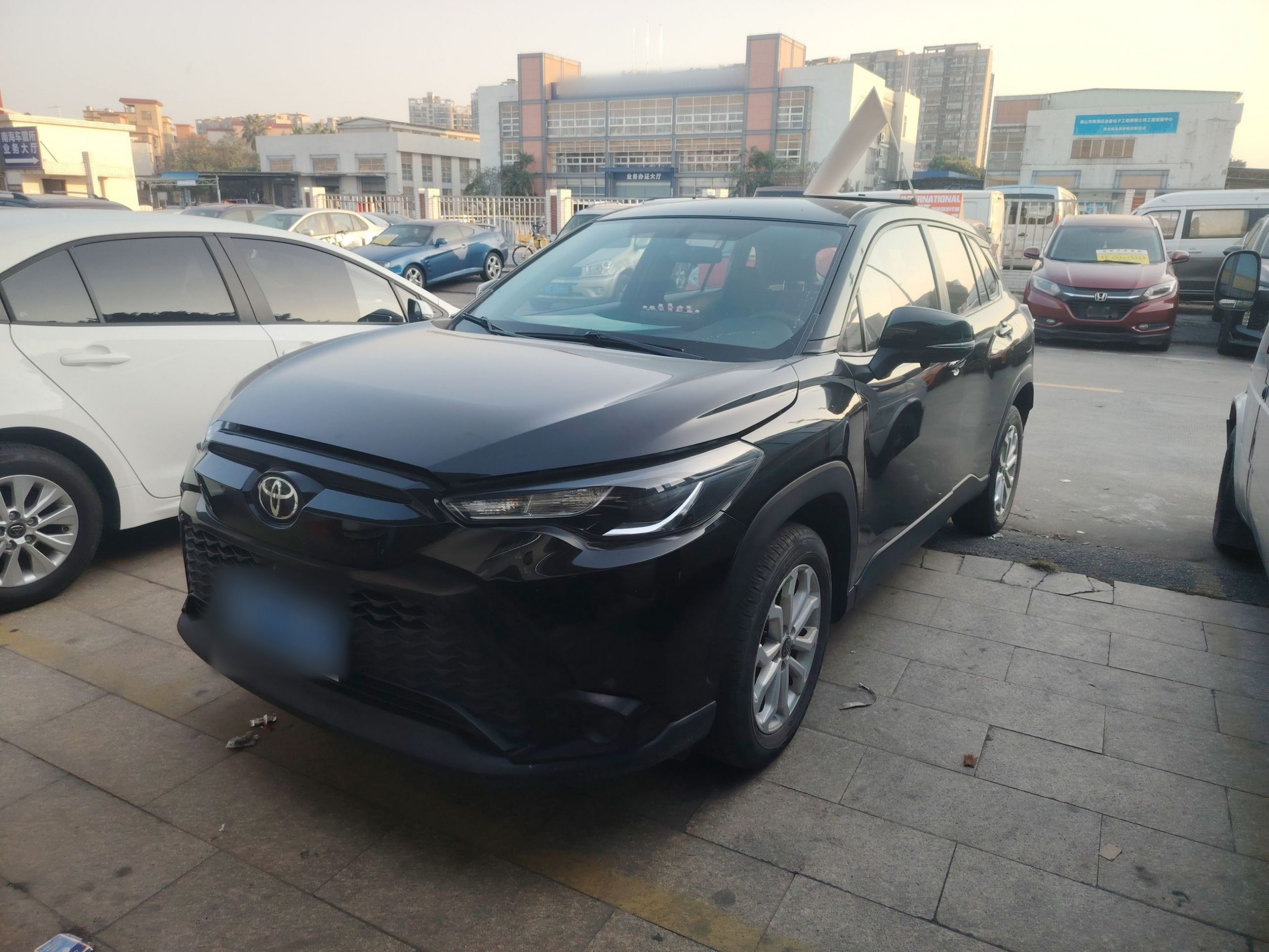 Под передней частью автомобиля