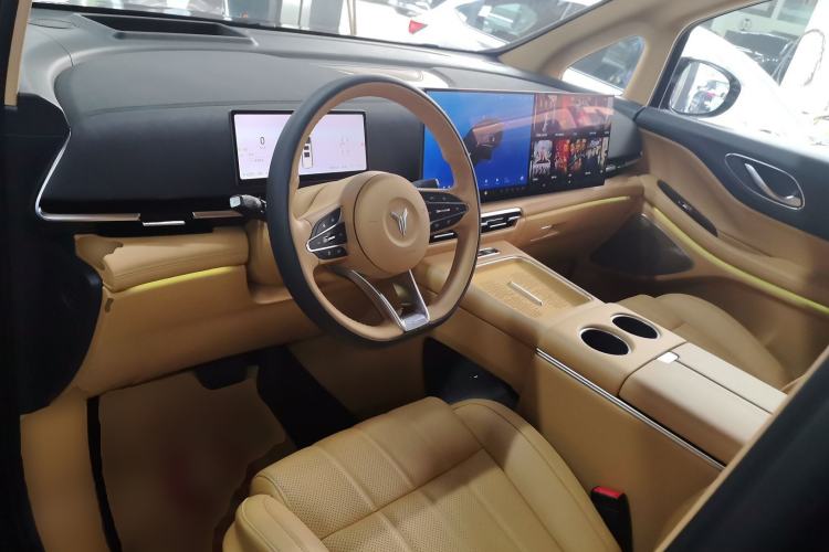 Used VOYAH Dream 2025 PHEV Four-Wheel Drive Prestige Kunpeng Edition
