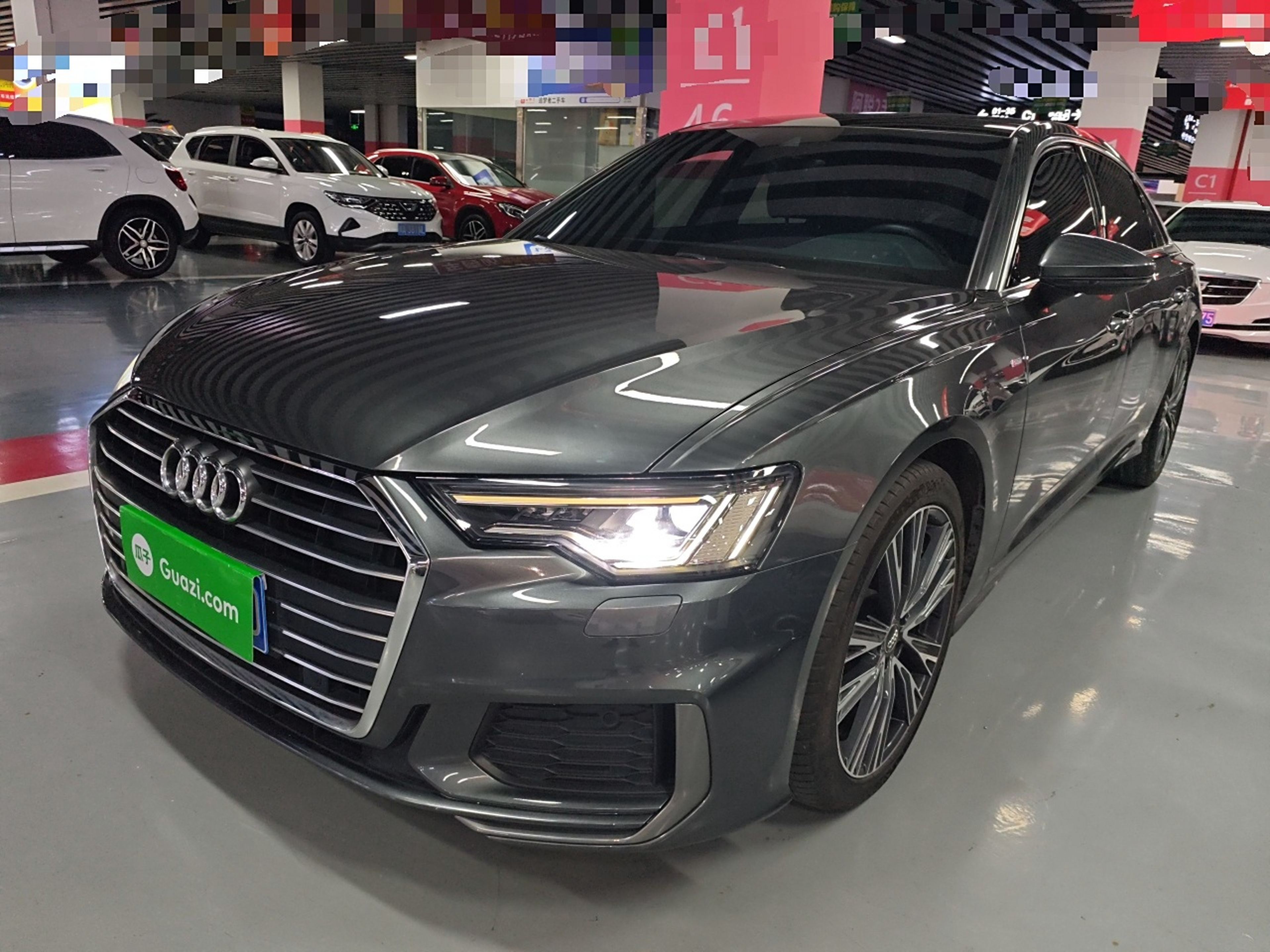 تحت مقدمة السيارة