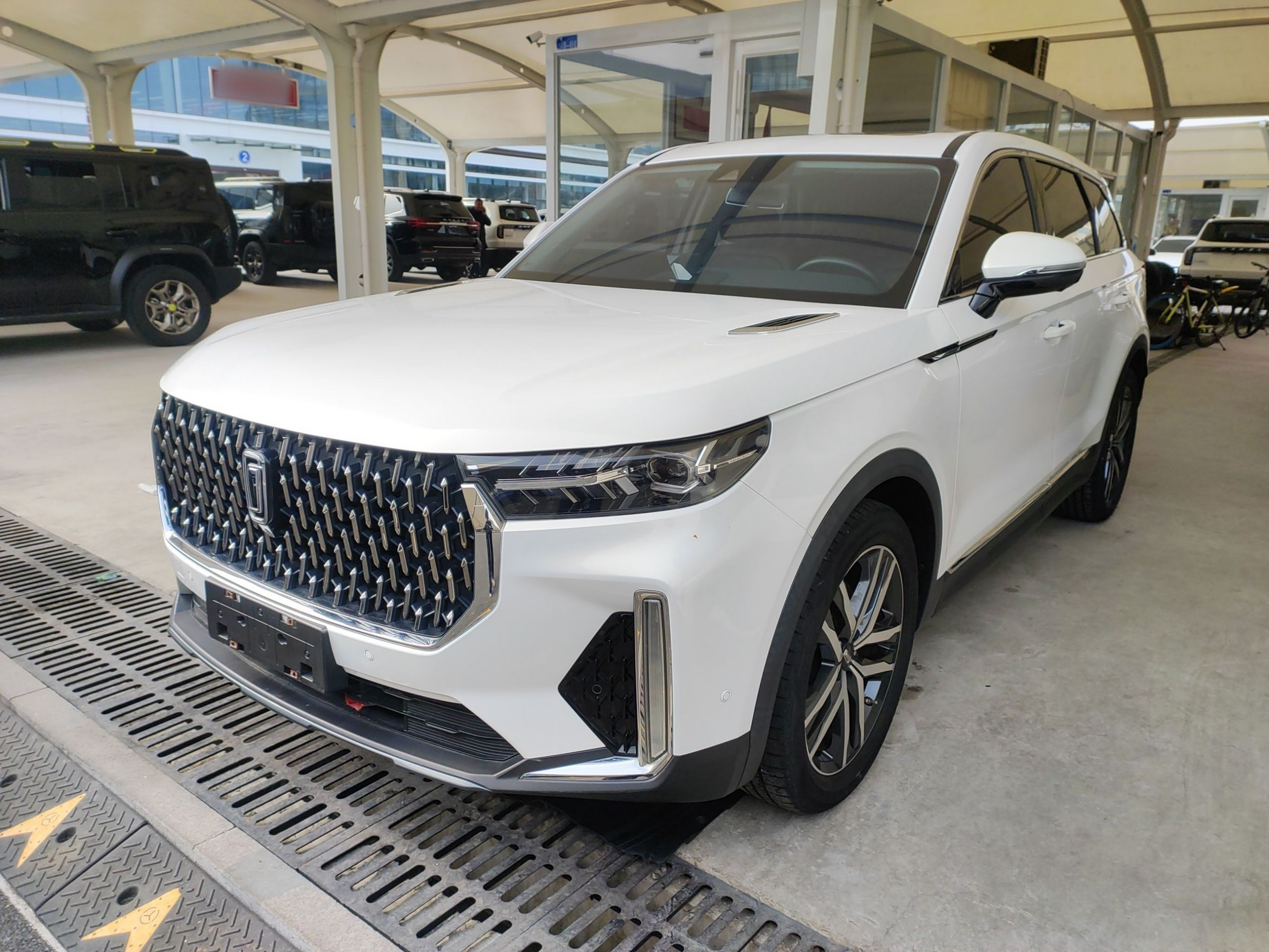 Под передней частью автомобиля