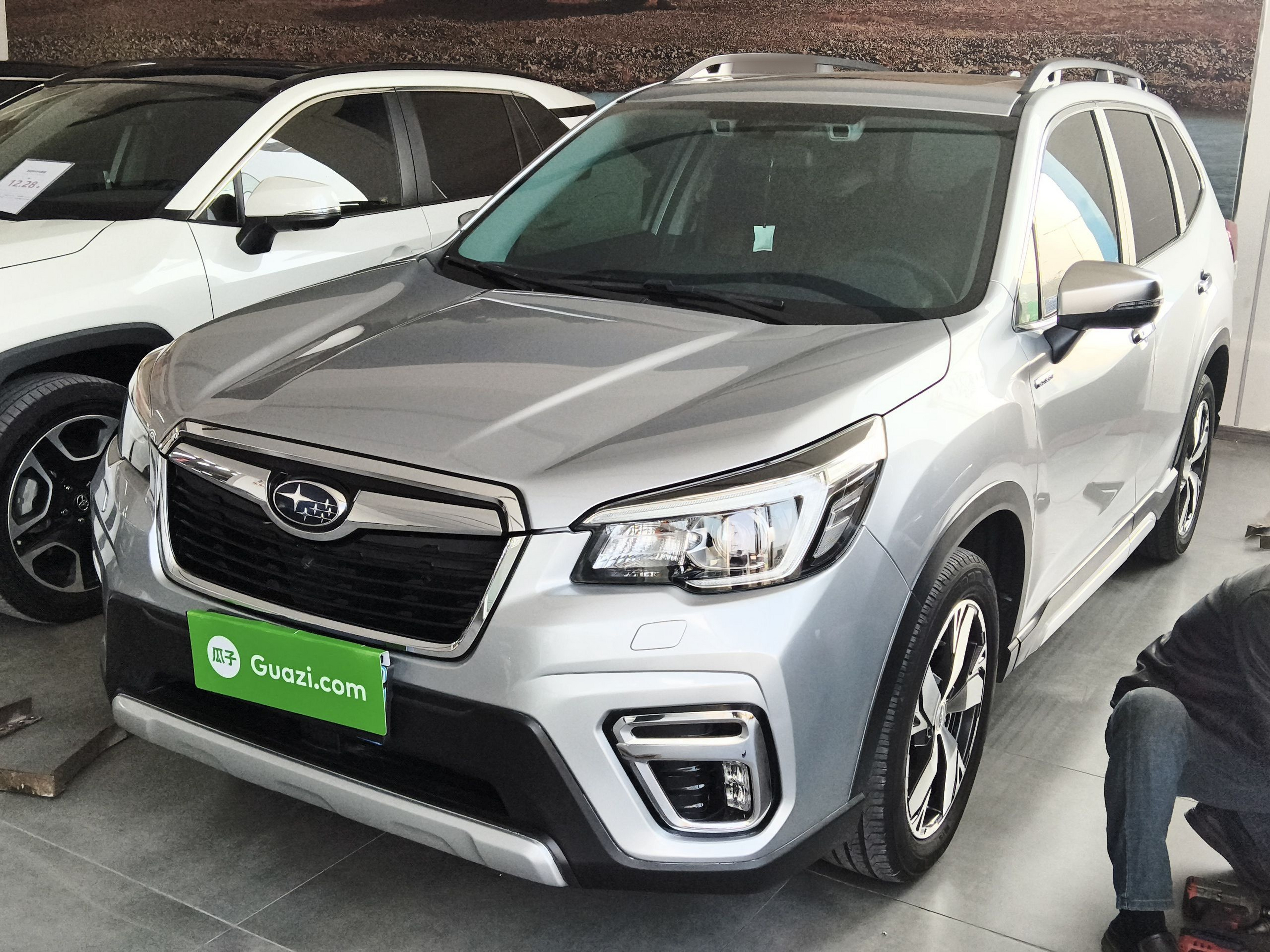 Под передней частью автомобиля