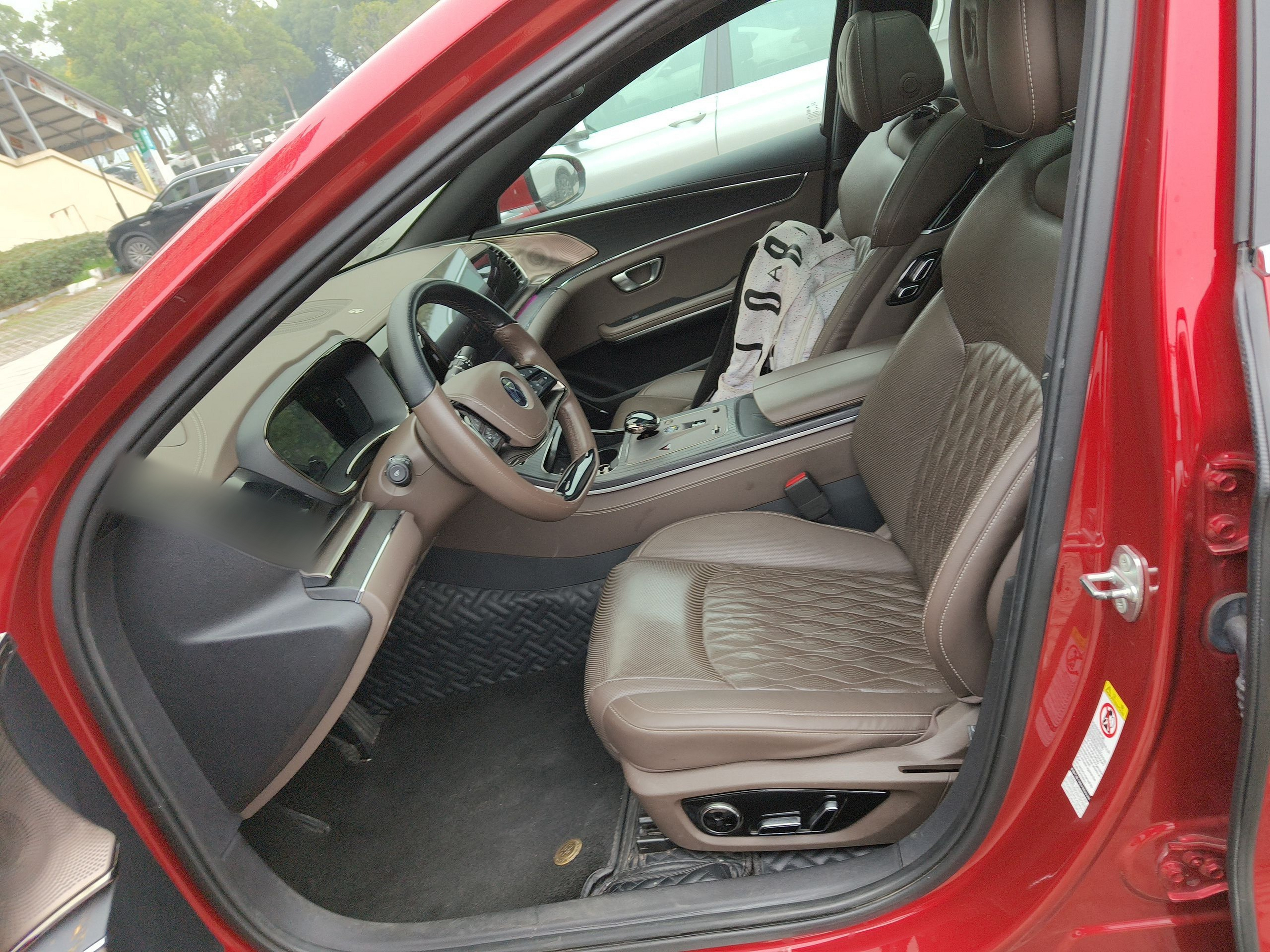 المقاعد الأمامية داخل السيارة