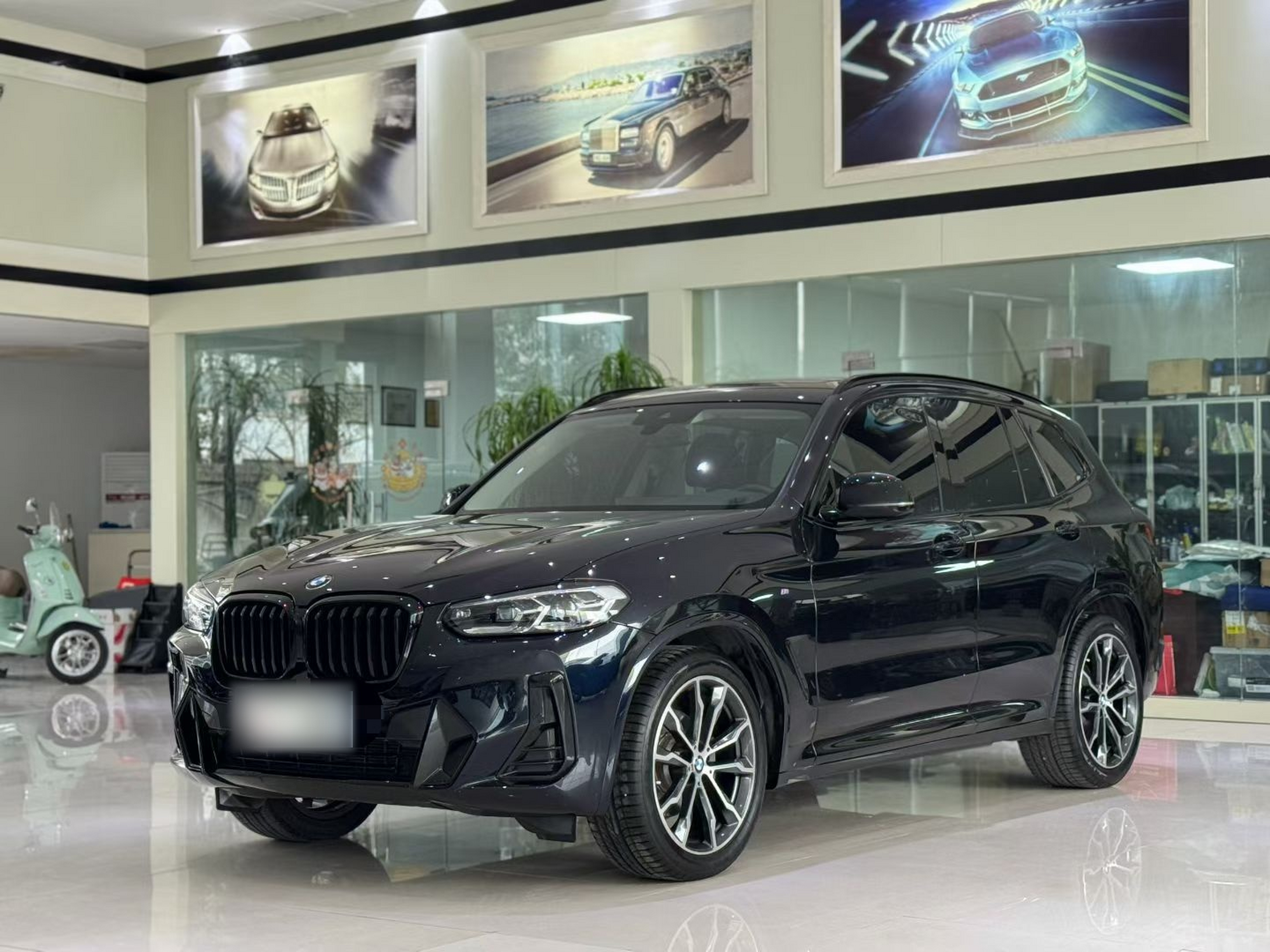 تحت مقدمة السيارة