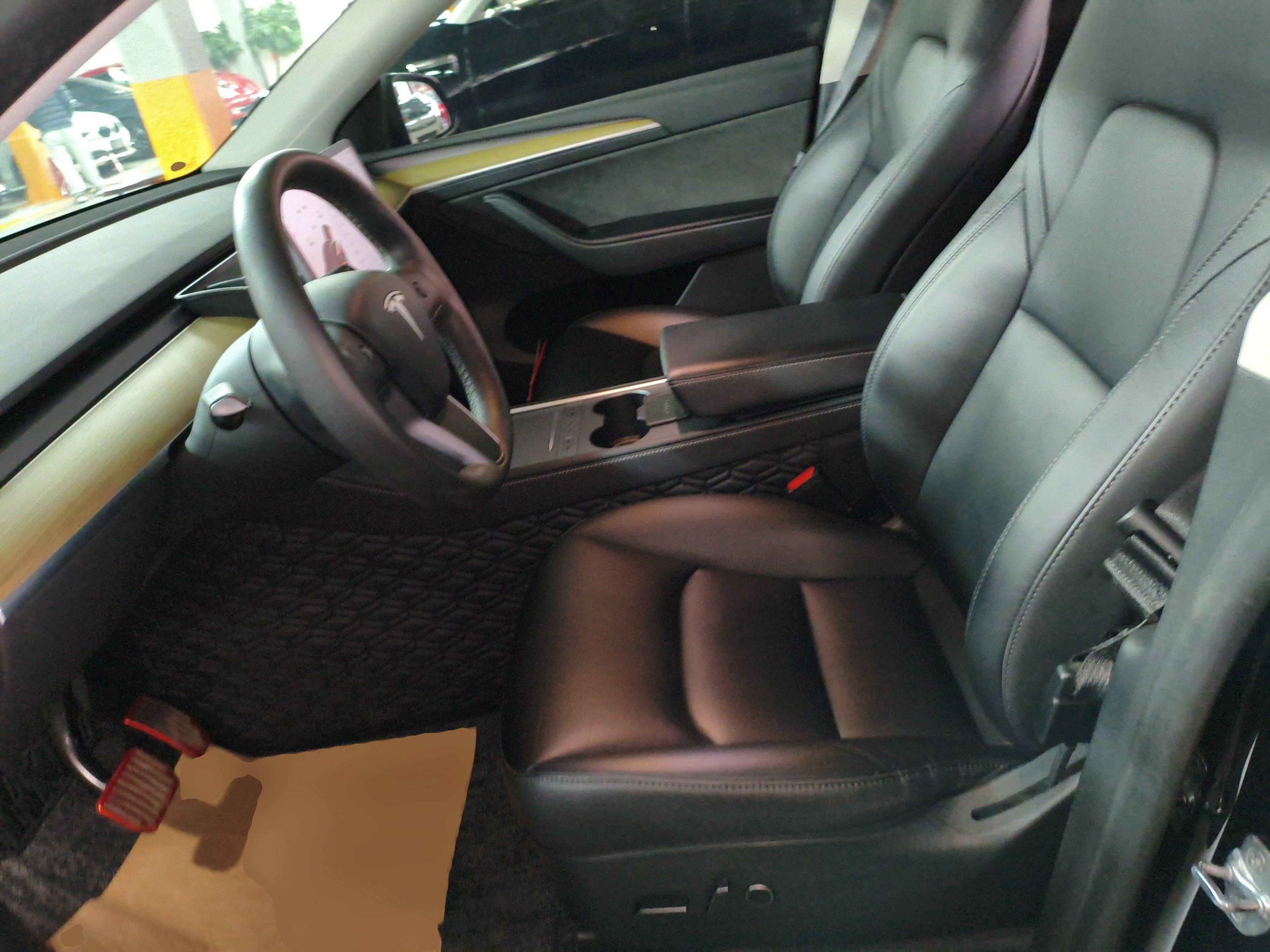 المقاعد الأمامية داخل السيارة