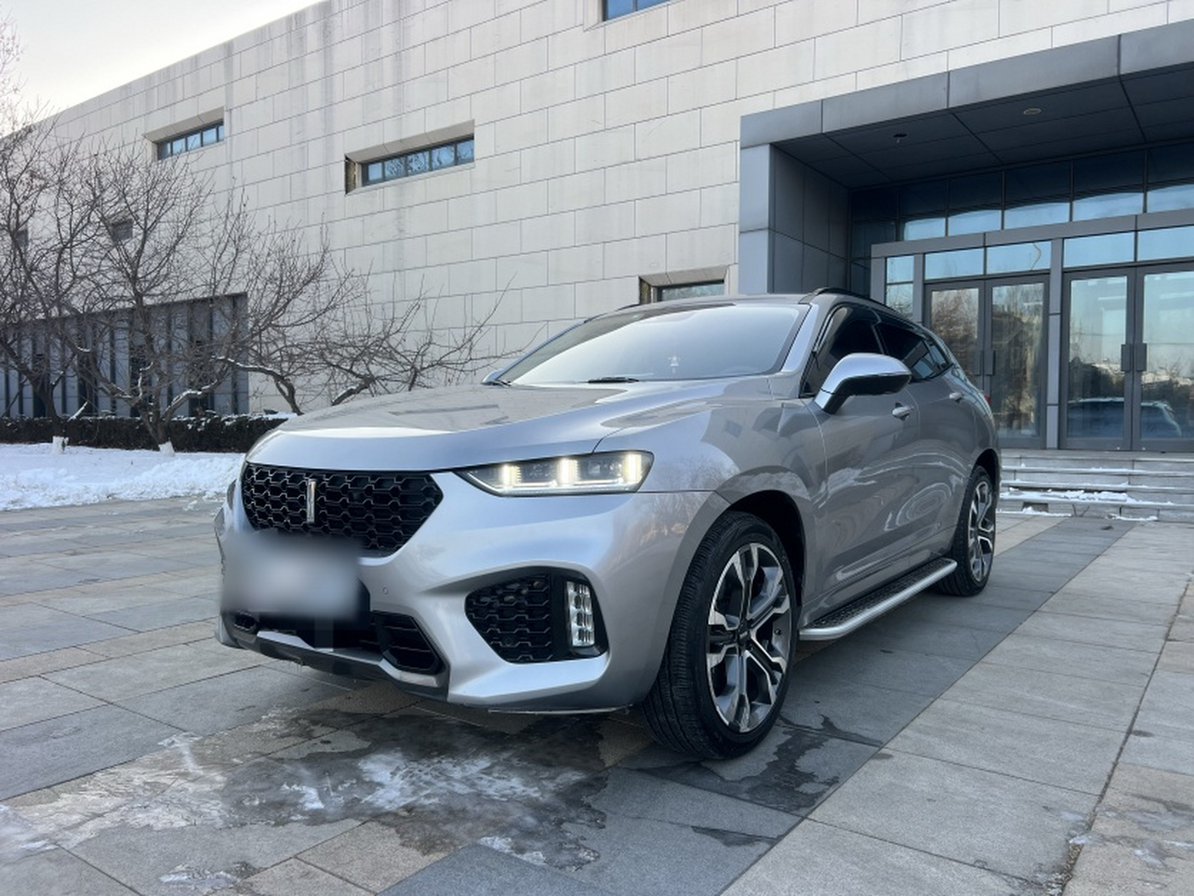 Под передней частью автомобиля