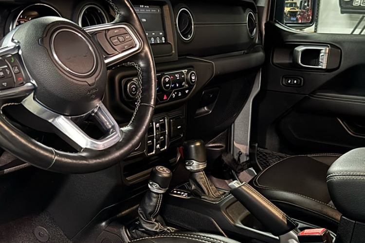 Used  Wrangler 2019 2.0T Sahara Four-Door Version China VI Emission Standard
