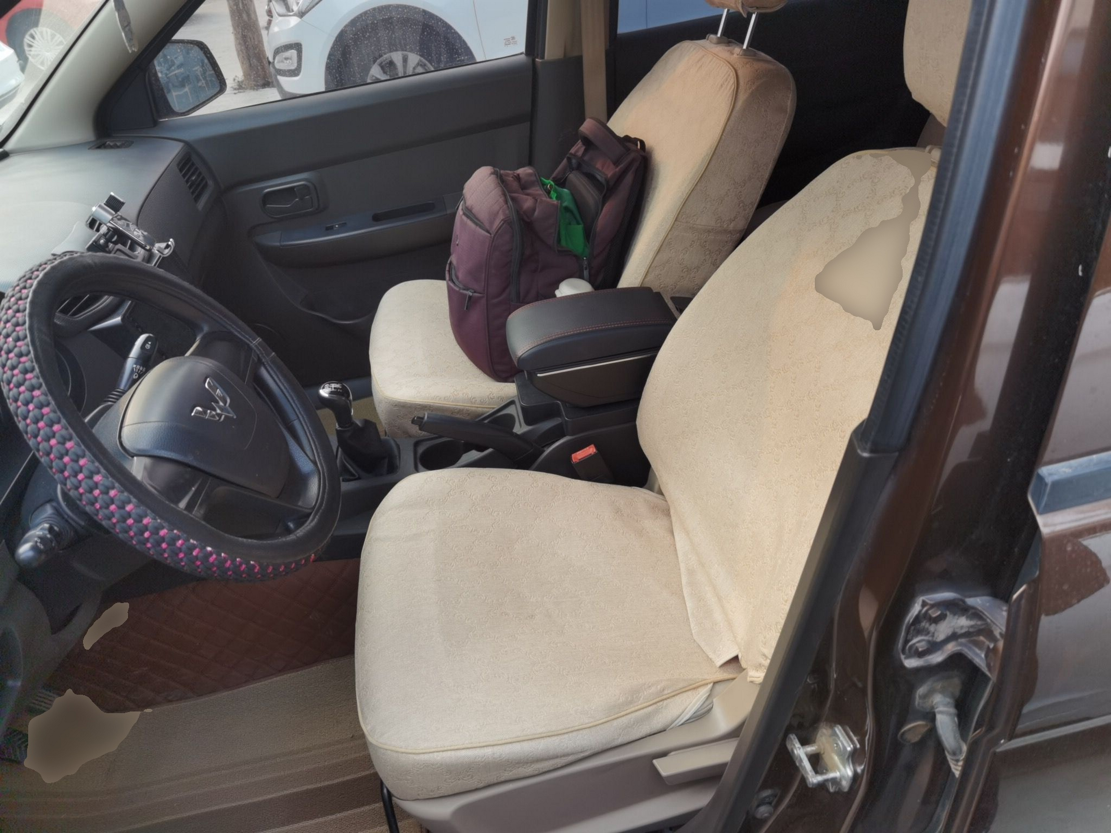 المقاعد الأمامية داخل السيارة