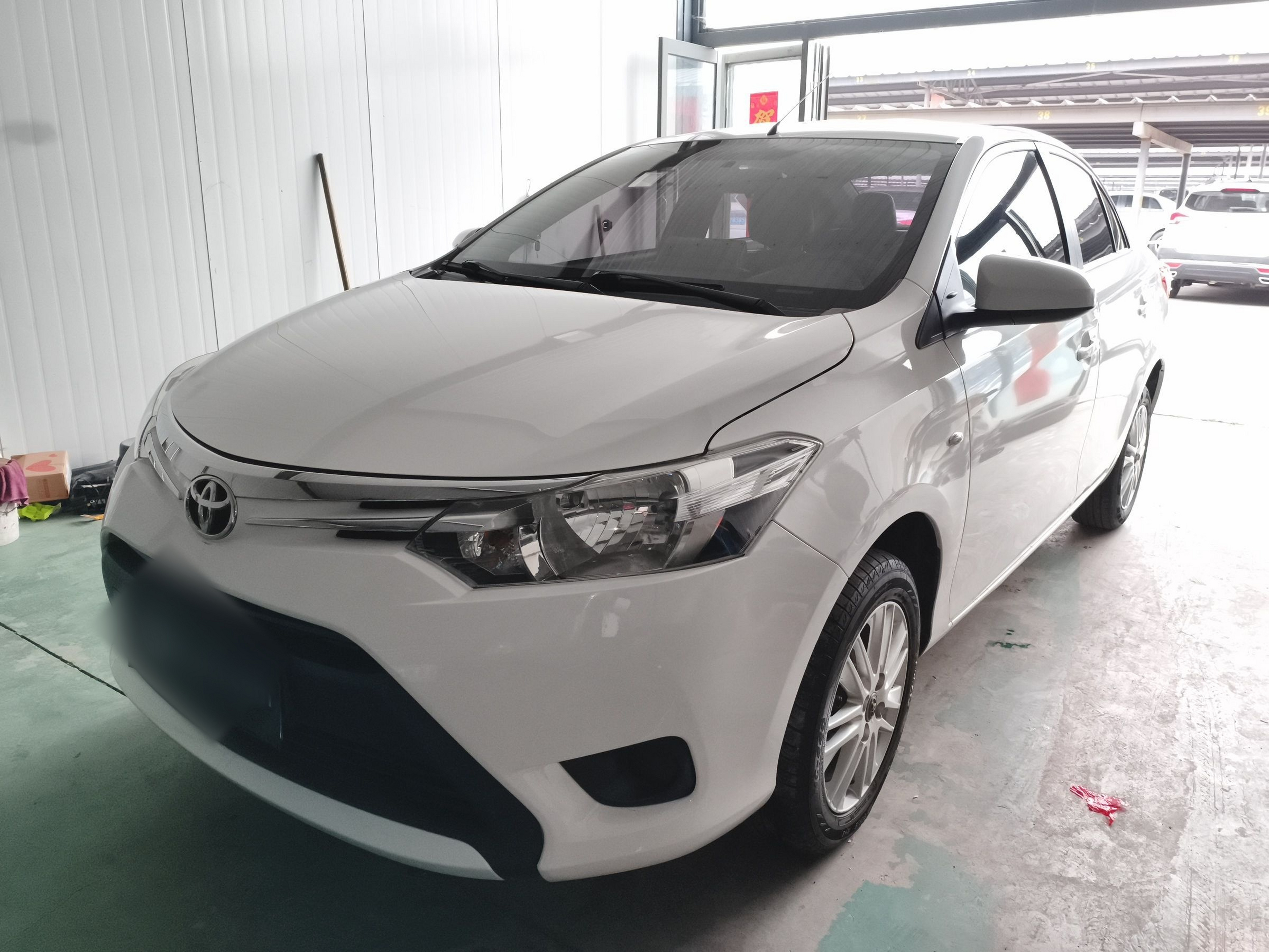 تحت مقدمة السيارة