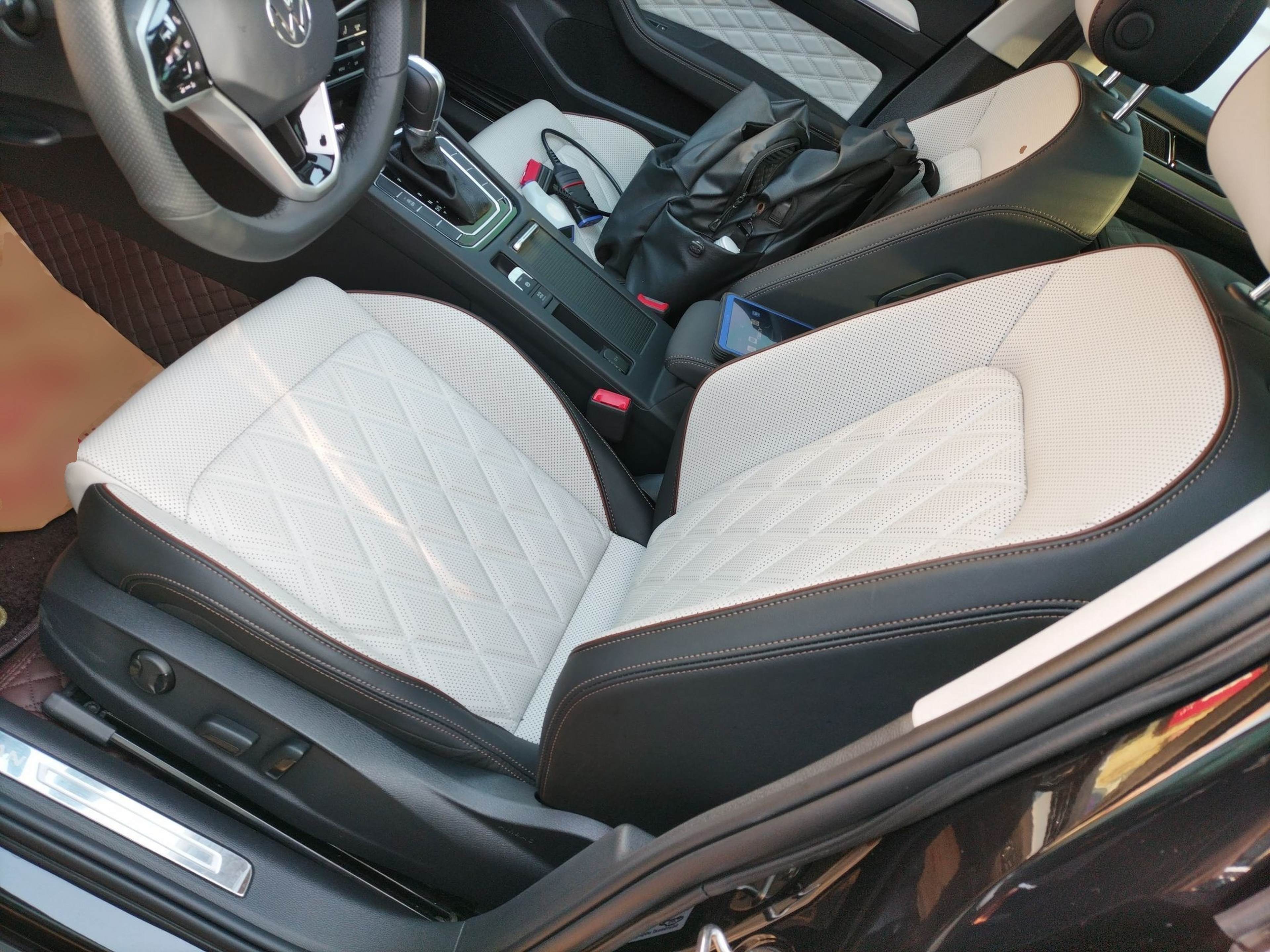 المقاعد الأمامية داخل السيارة