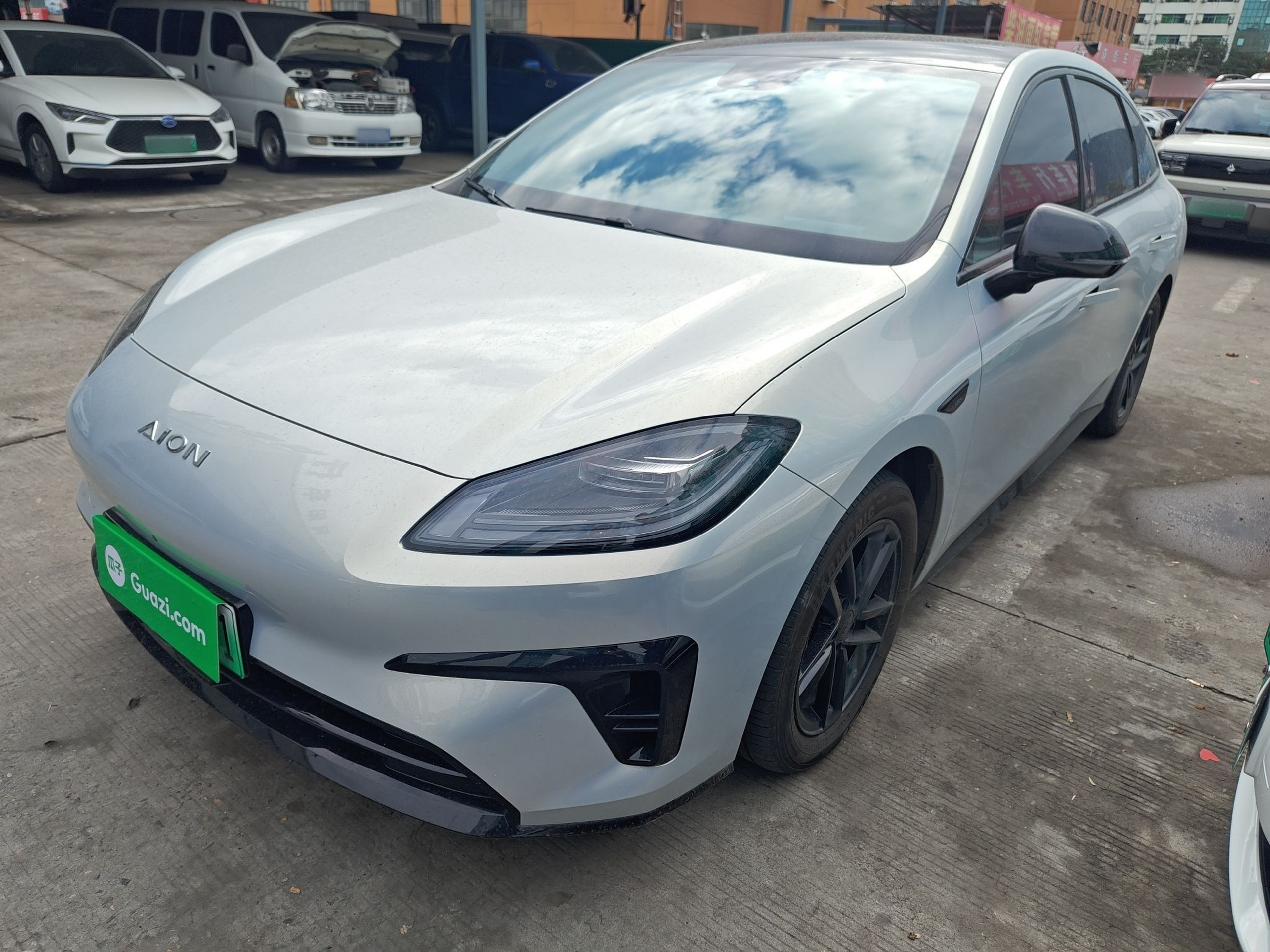 Под передней частью автомобиля