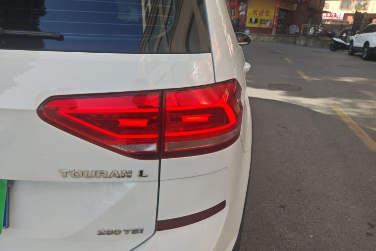 Used Volkswagen Touran 2018 Volkswagen Touran L 280TSI DSG Boundary Edition 7 Seats China VI Standard

