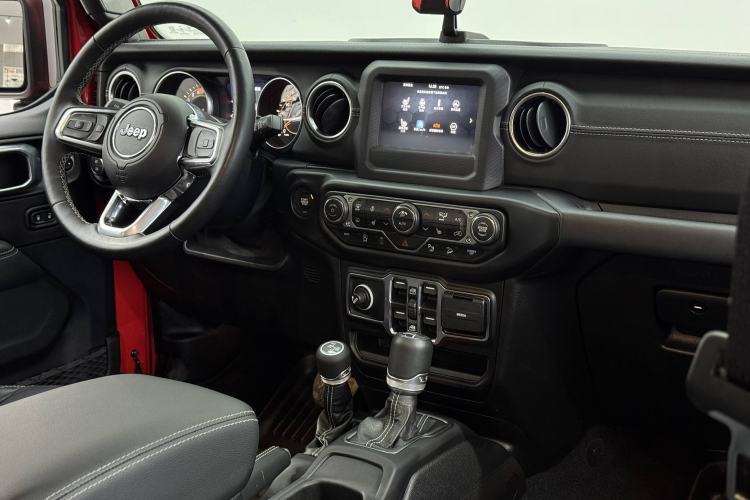 Used  Wrangler 2019 2.0T Sahara Four-Door Version China VI Emission Standard
