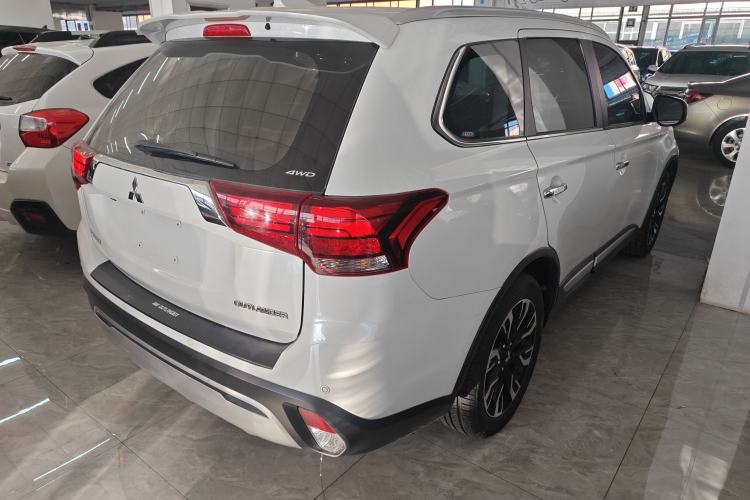 Used Mitsubishi Outlander 2019 2.4L 4x4 Zhi Xiang Edition 5 Seats China VI Standard
