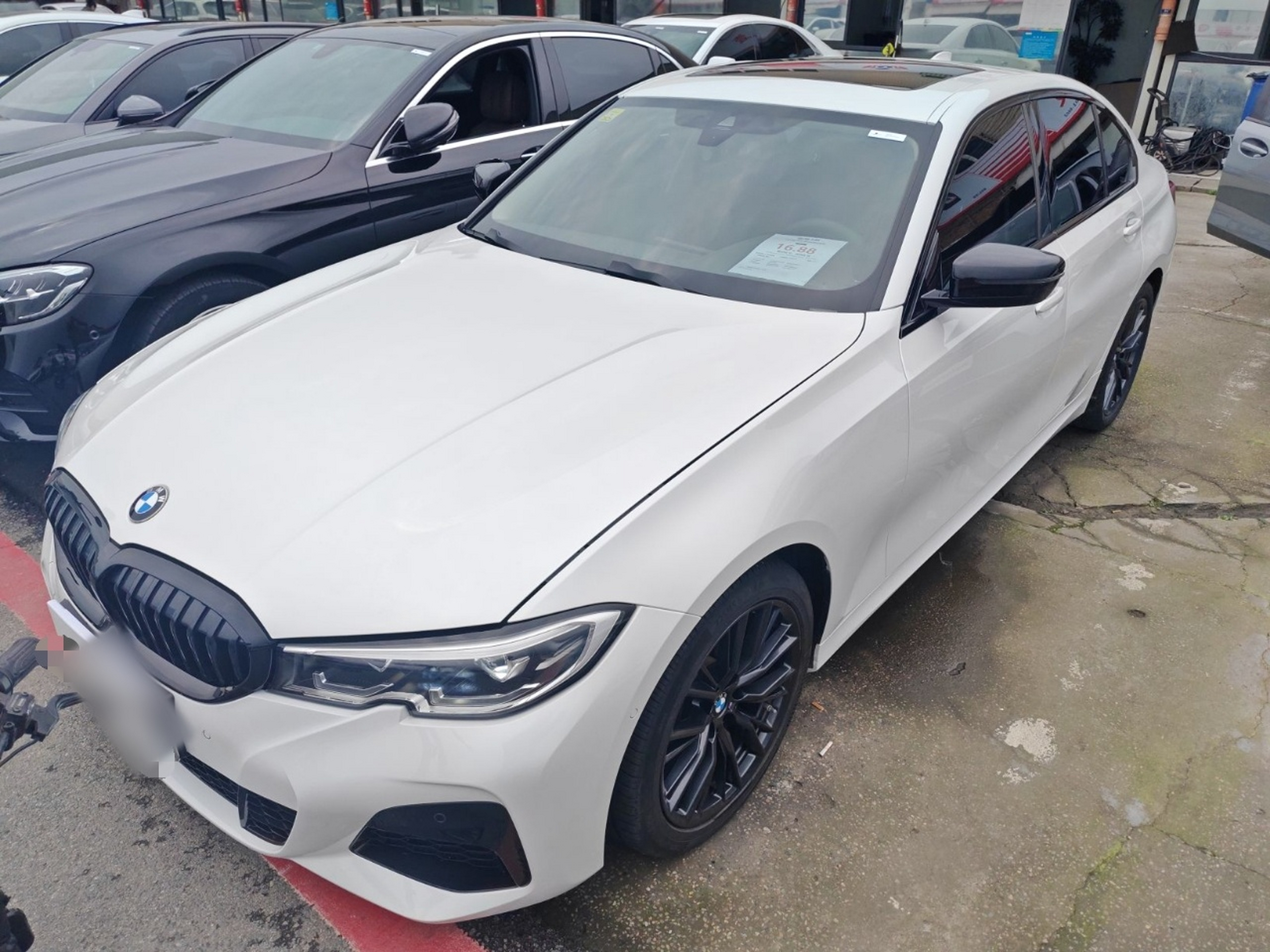 Под передней частью автомобиля