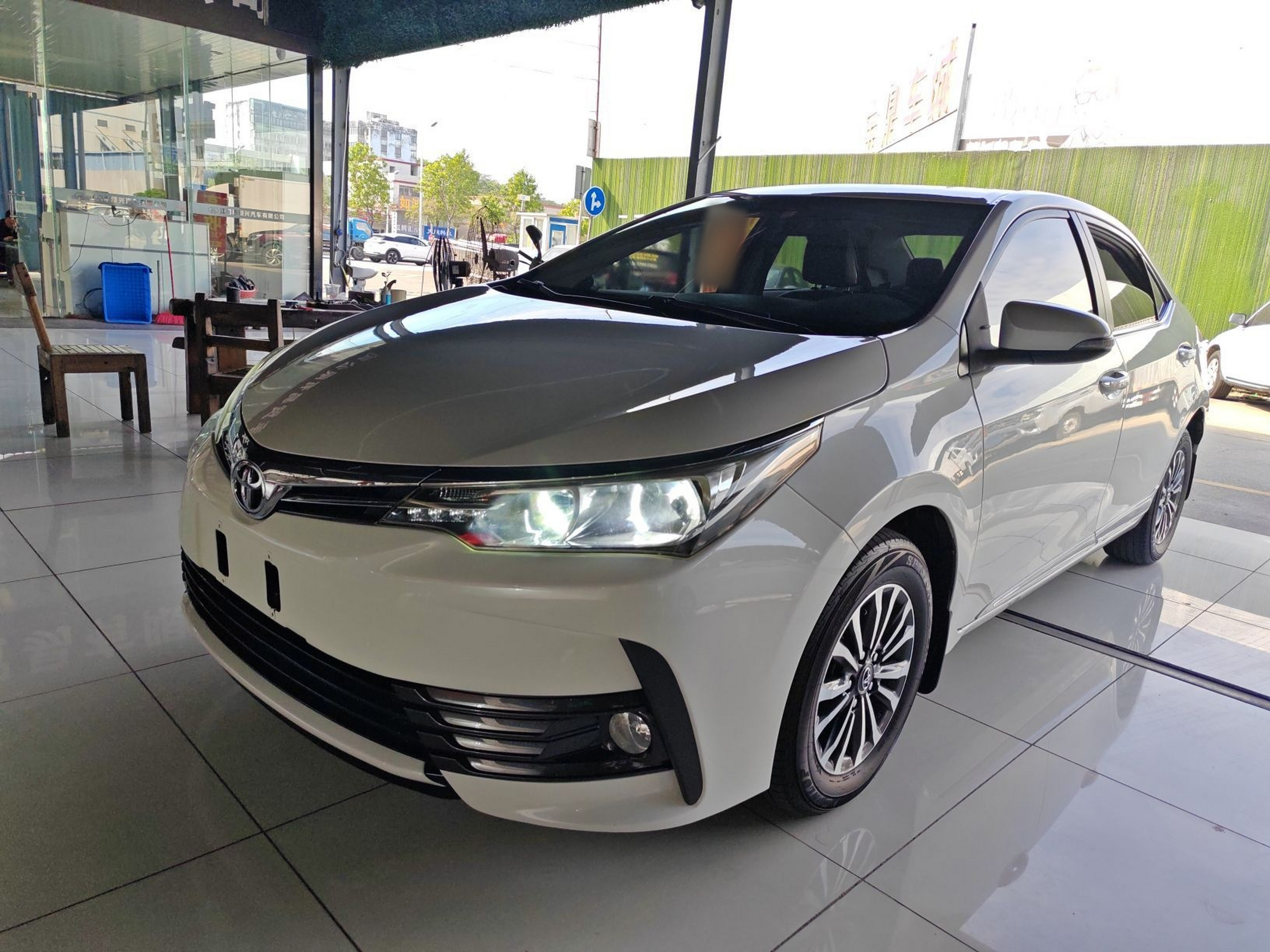 تحت مقدمة السيارة