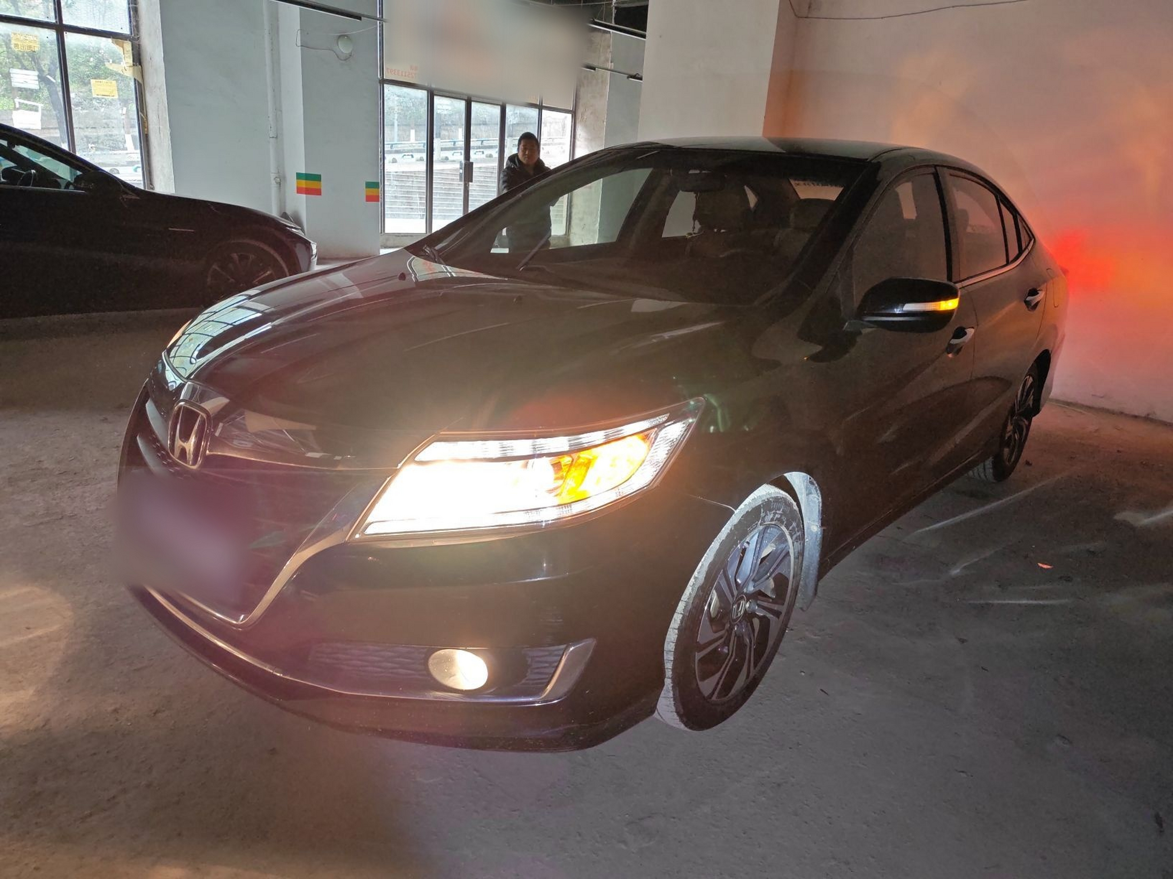 Под передней частью автомобиля