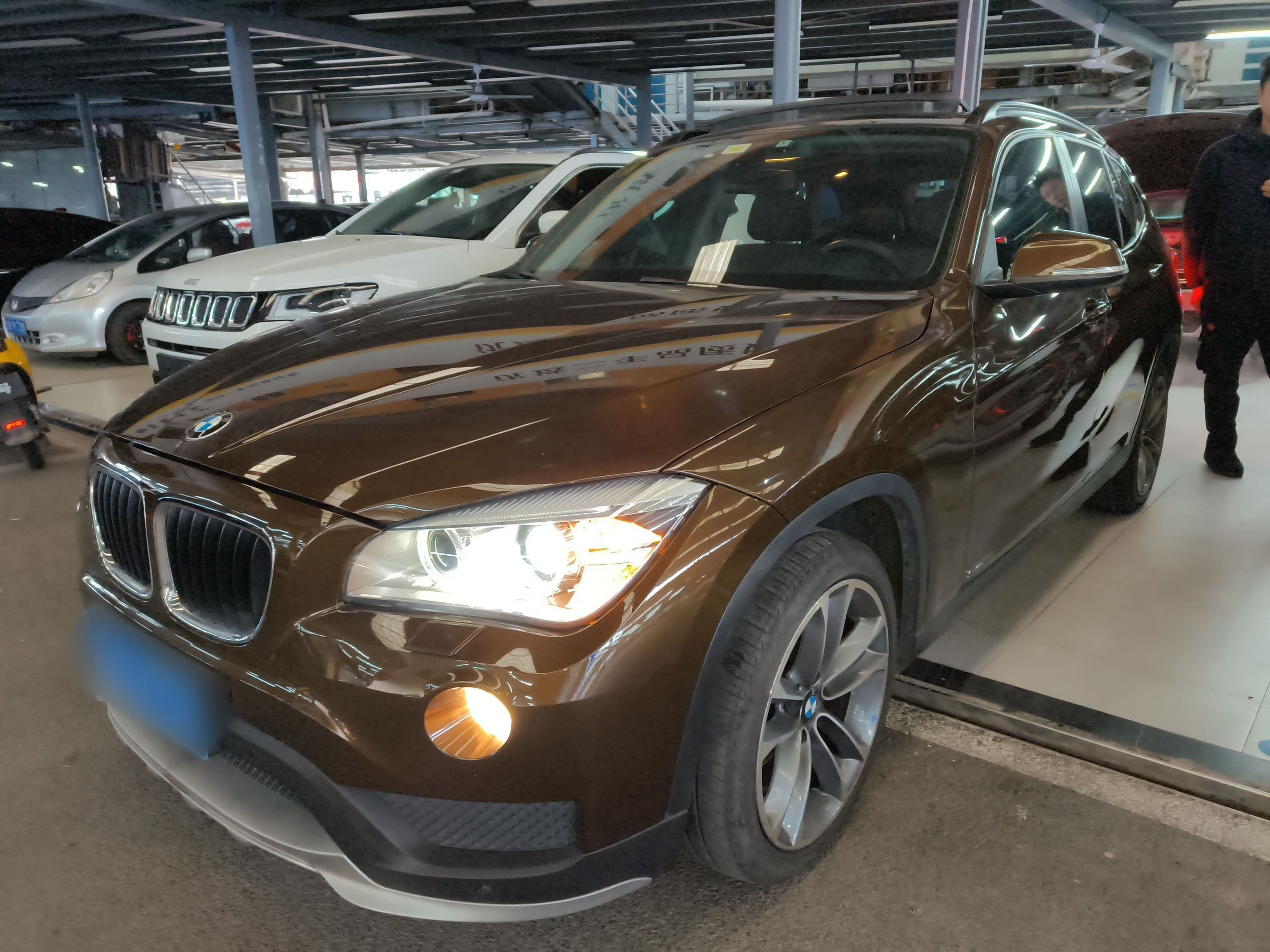 Под передней частью автомобиля