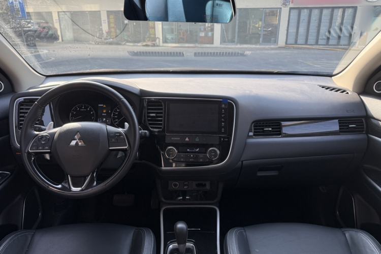 Used Mitsubishi Outlander 2019 2.4L 4x4 Zhi Xiang Edition 7 Seats China VI Standard
