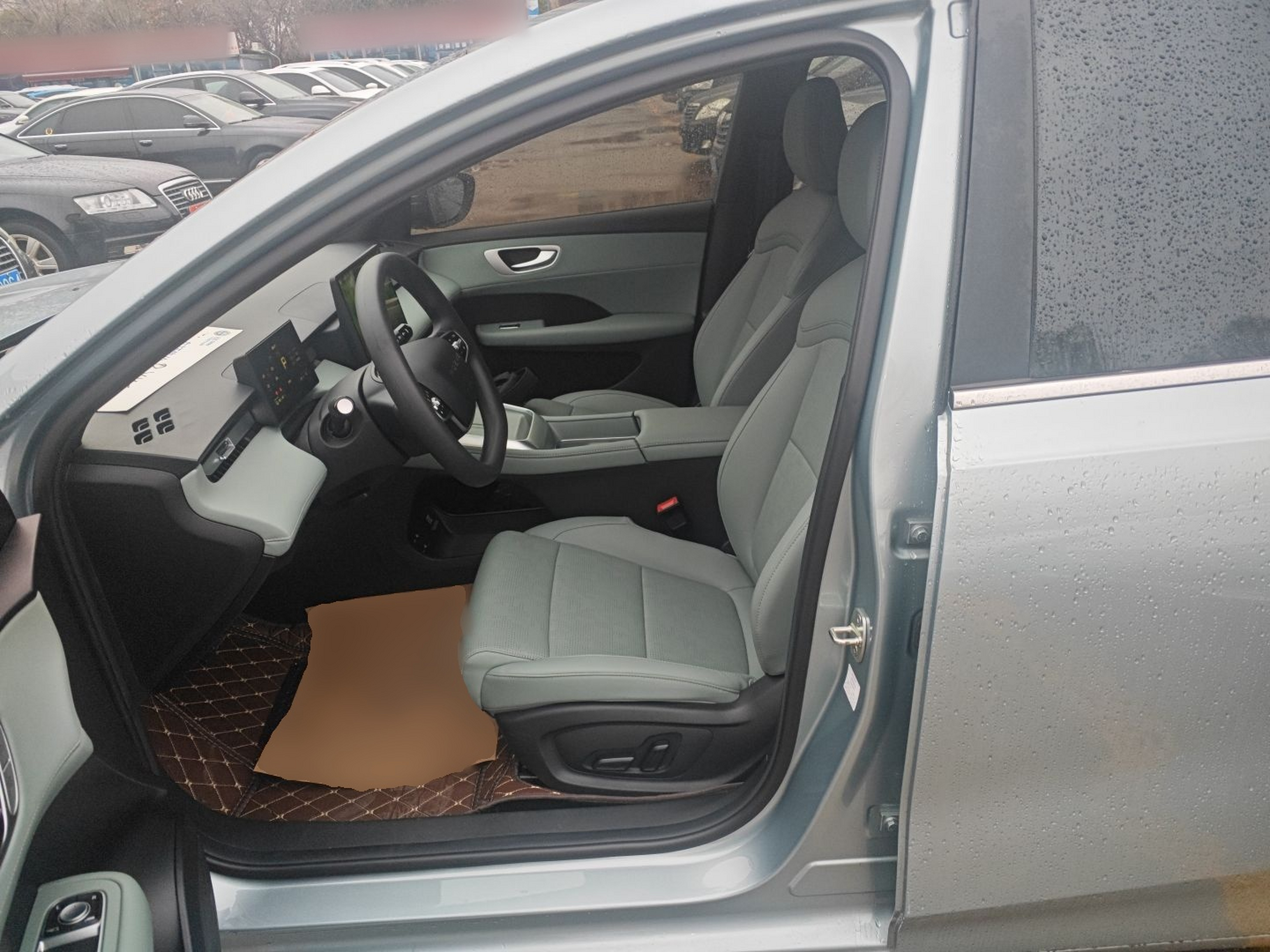 Переднее сиденье в автомобиле