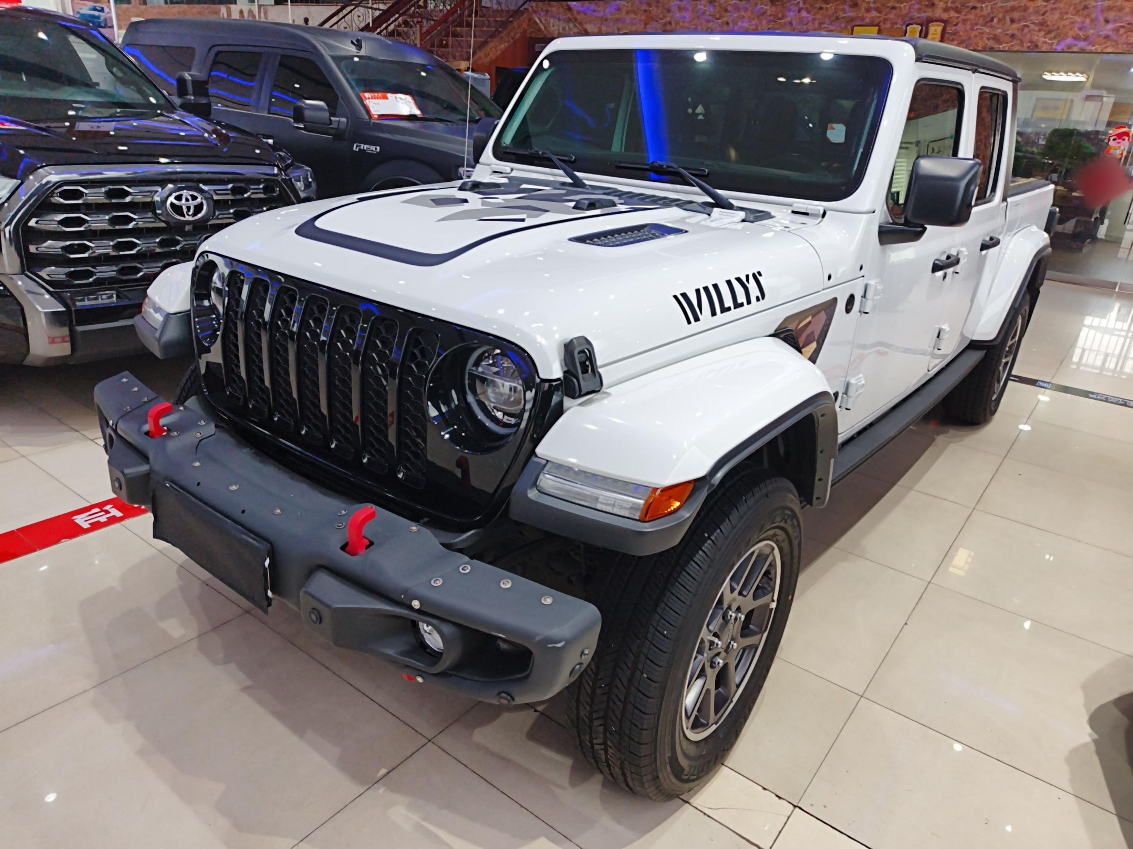 تحت مقدمة السيارة