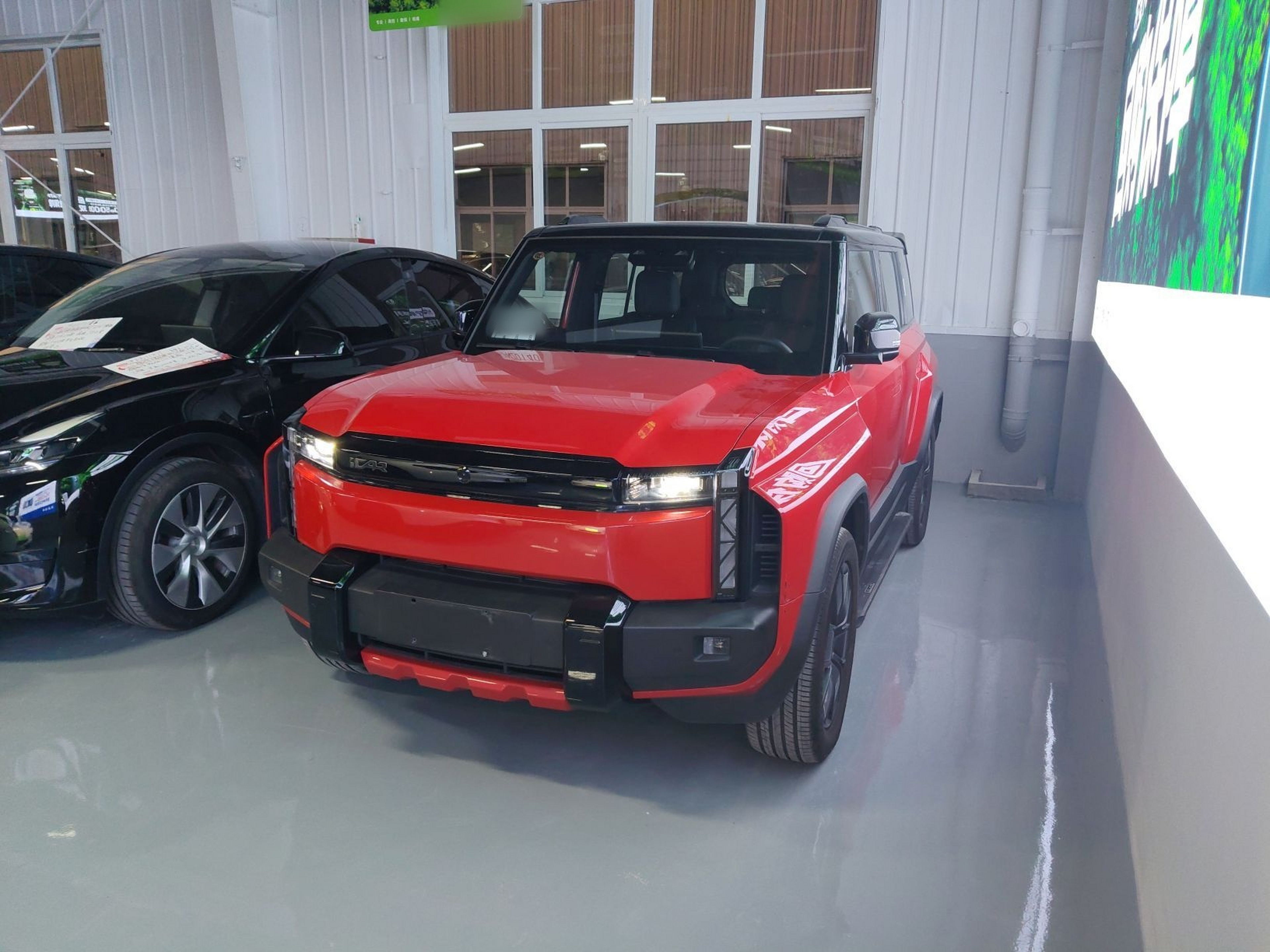 تحت مقدمة السيارة