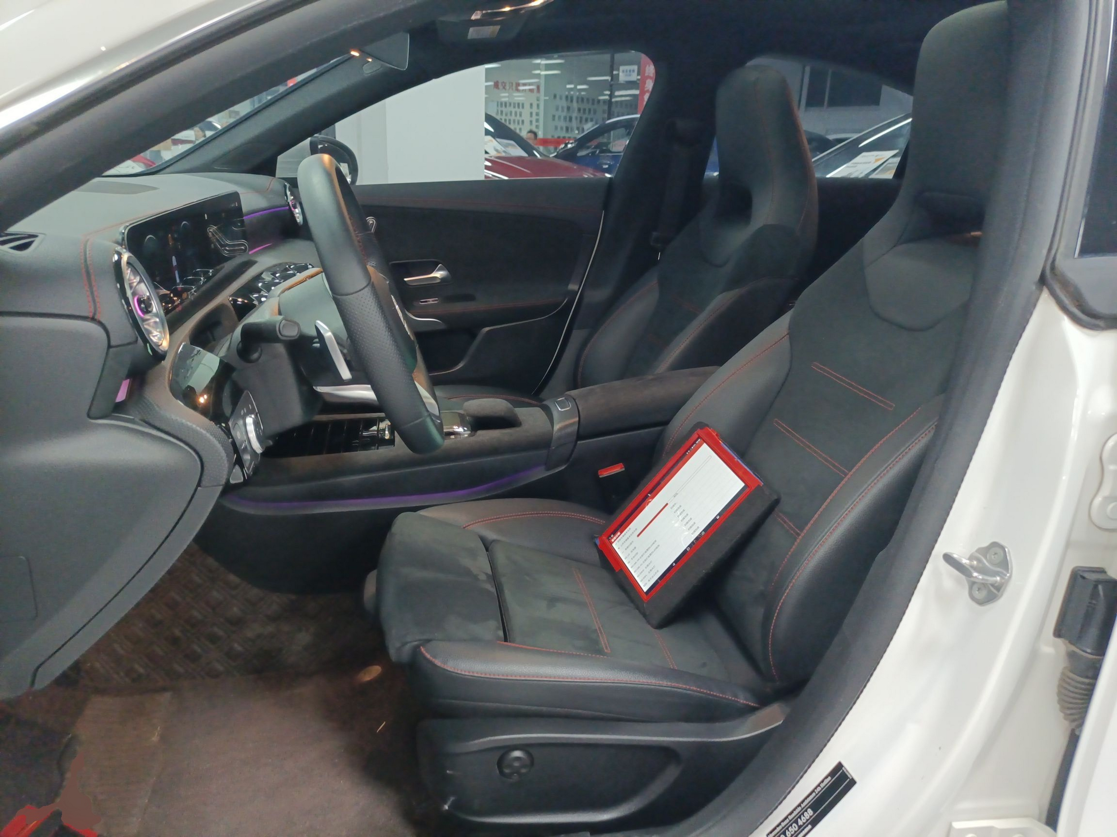 المقاعد الأمامية داخل السيارة