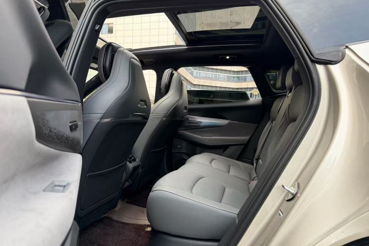 Used Lynk & Co 08 EM-P 2025 120km Long-Range Halo