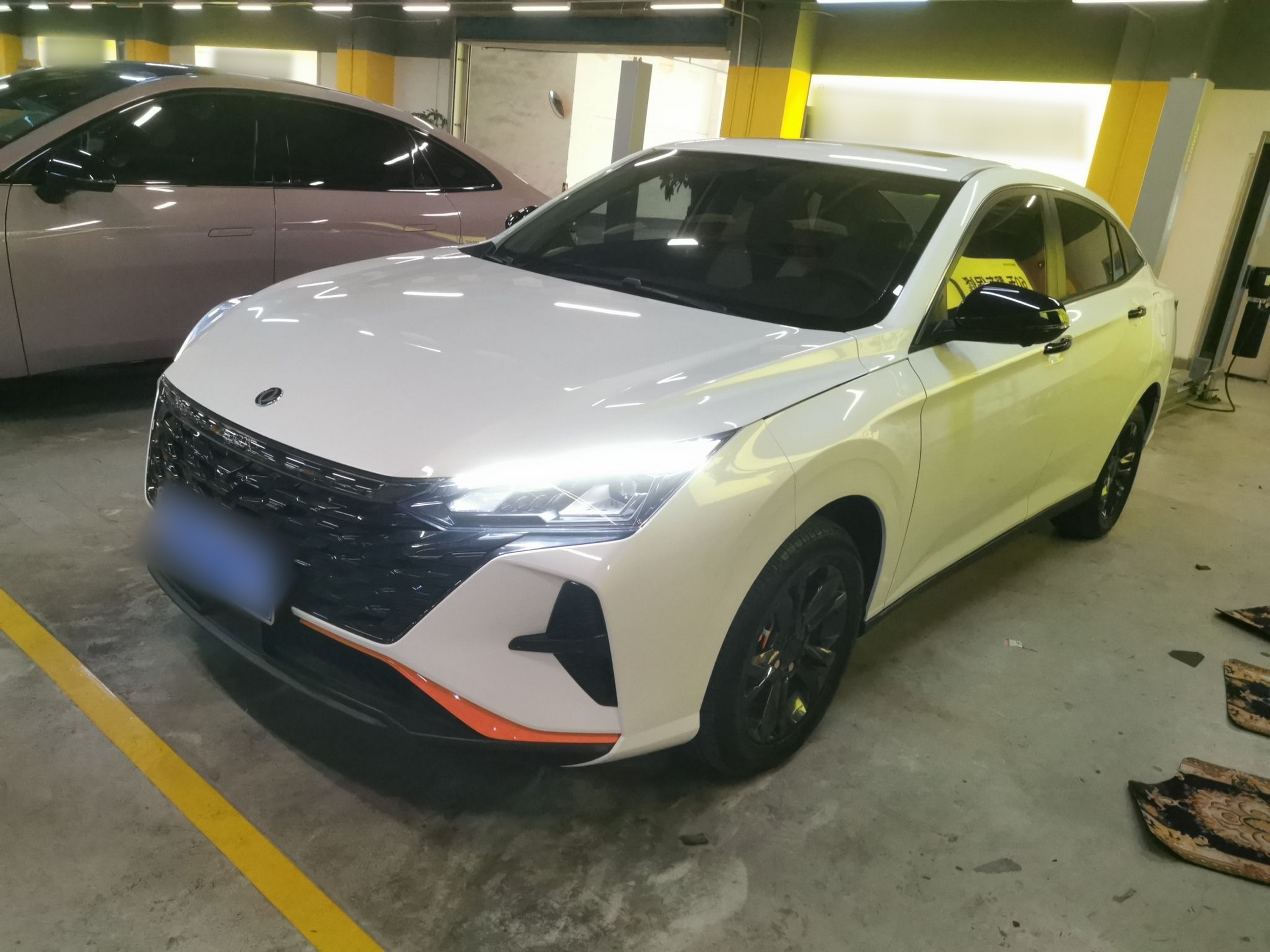 Под передней частью автомобиля