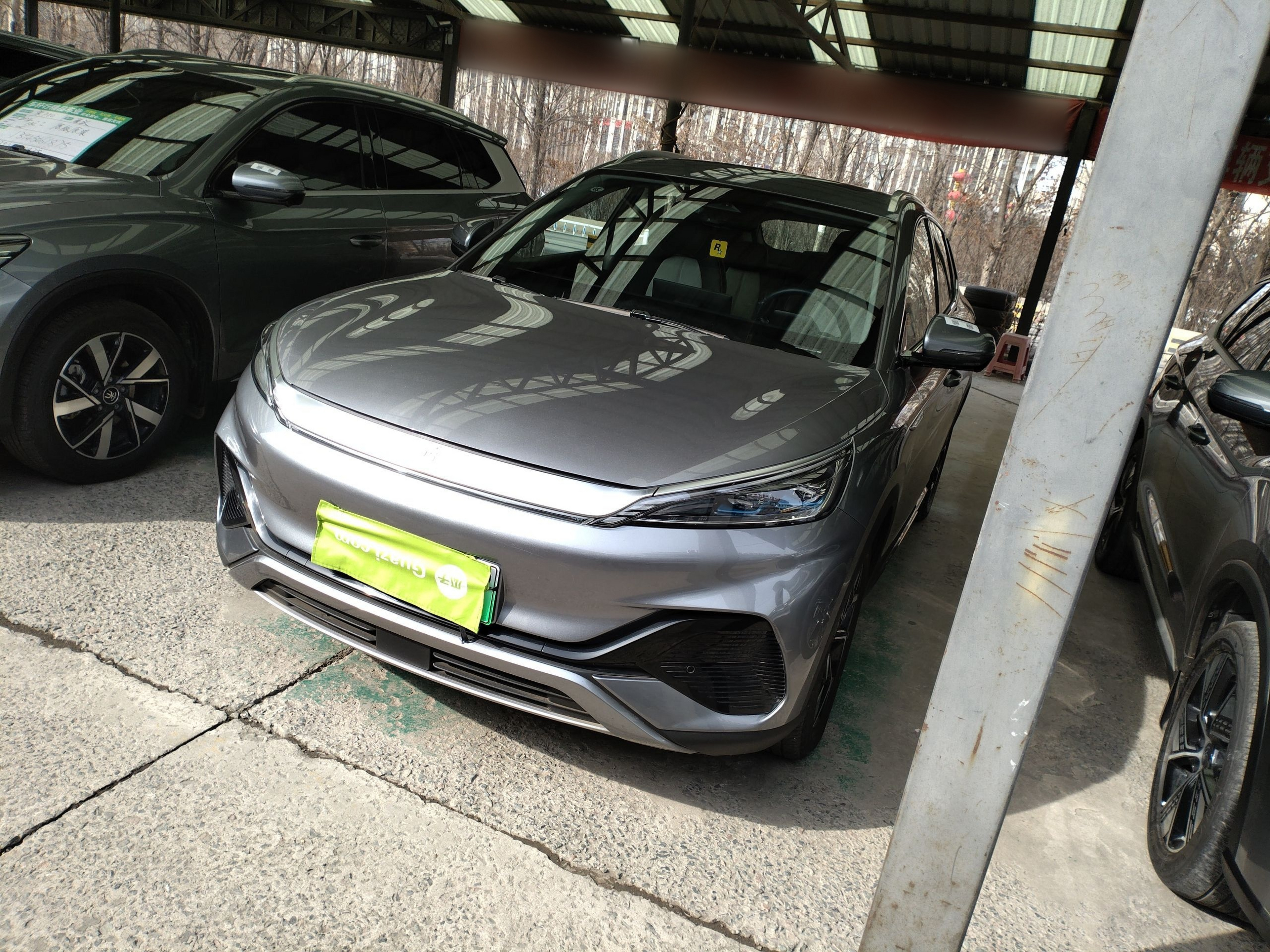 Под передней частью автомобиля