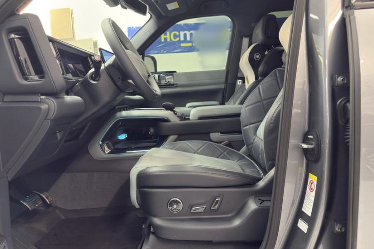 Used Formula Leopard Leopard 5 2023 Navigator Edition
