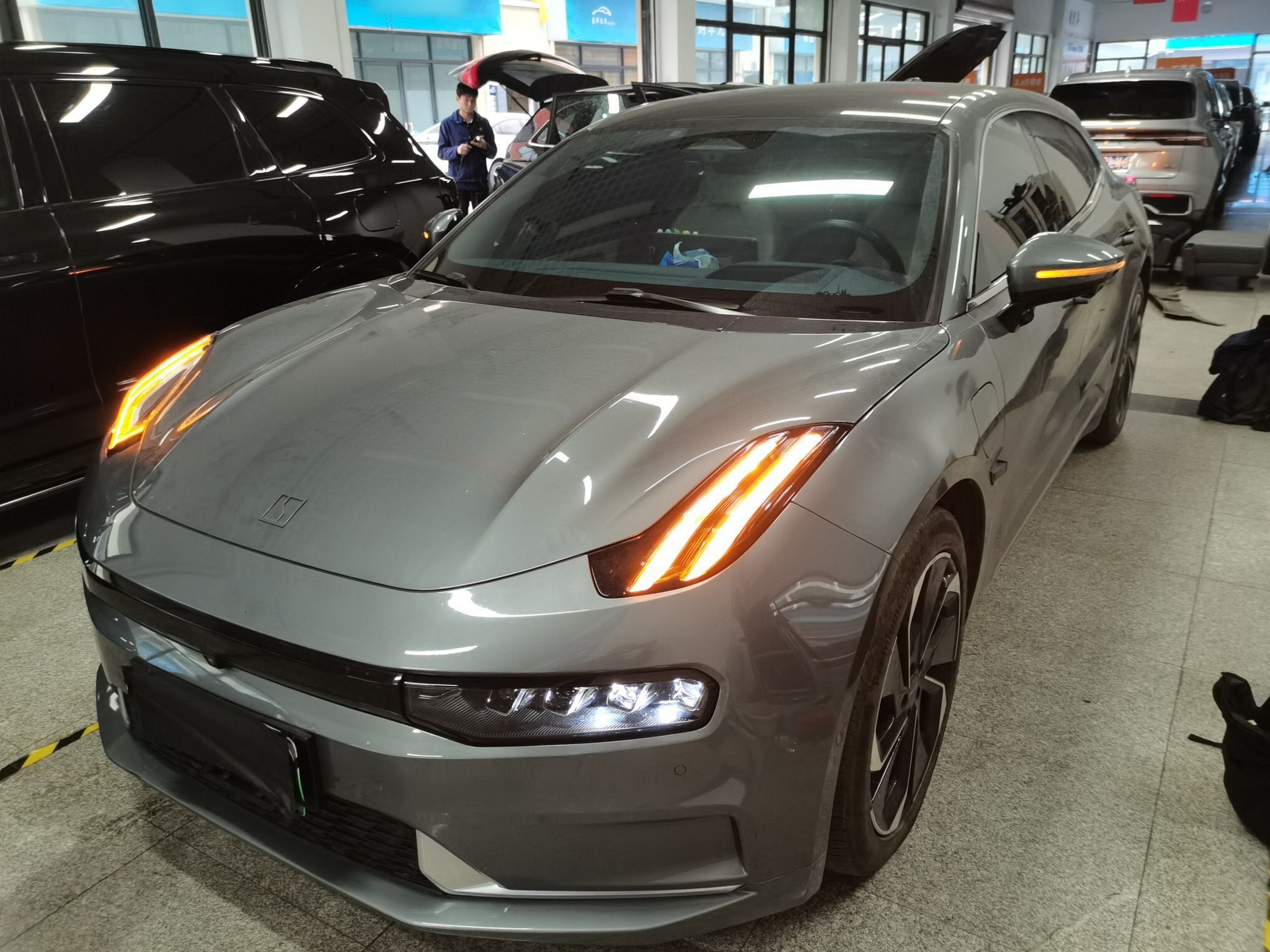 Под передней частью автомобиля