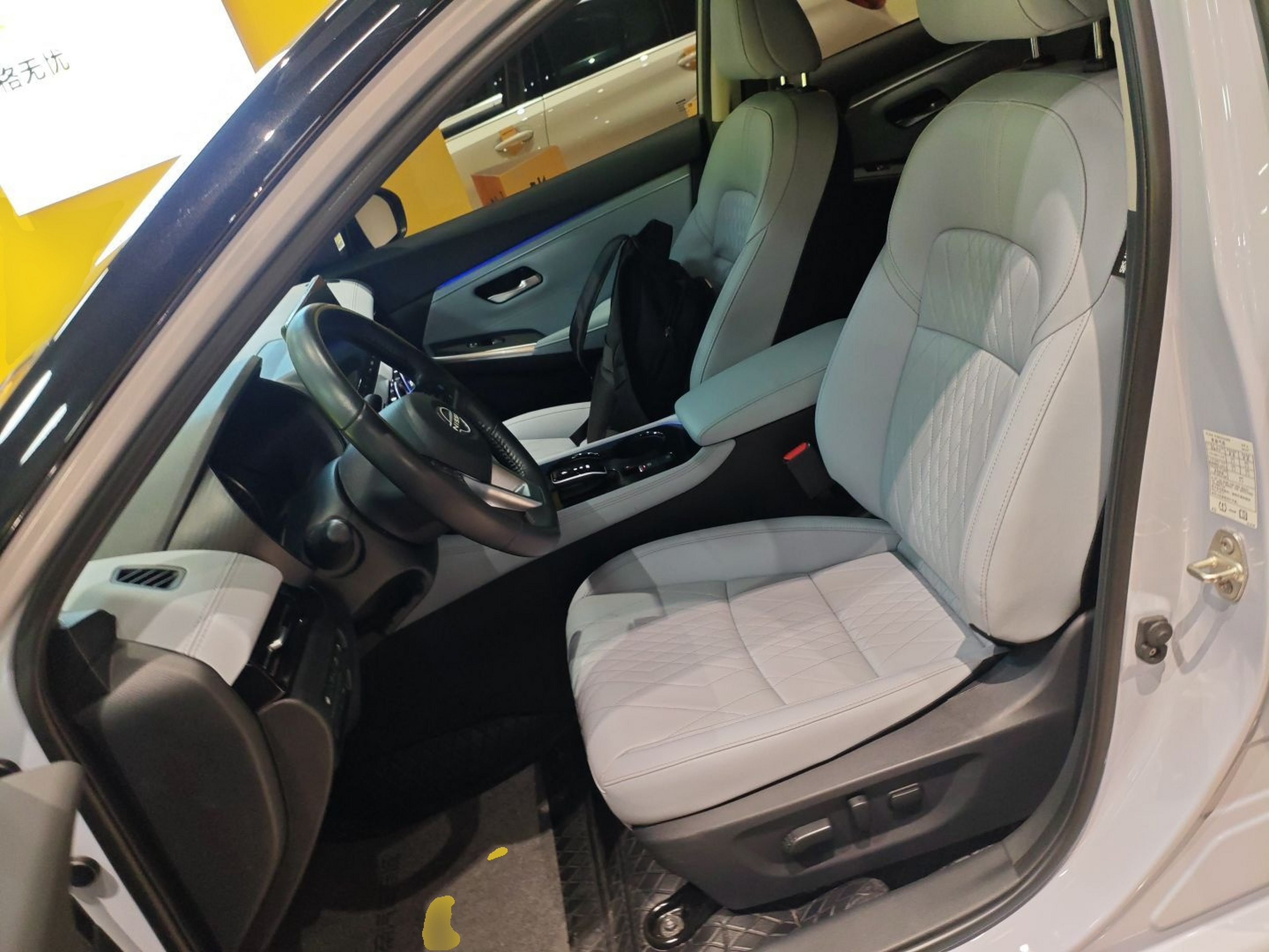 المقاعد الأمامية داخل السيارة