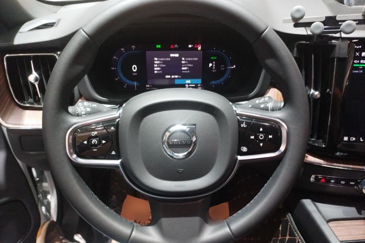 Used Volvo XC60 New Energy 2023 T8 Plug-in Hybrid Long-Range All-Wheel Drive Smart Luxury Edition
