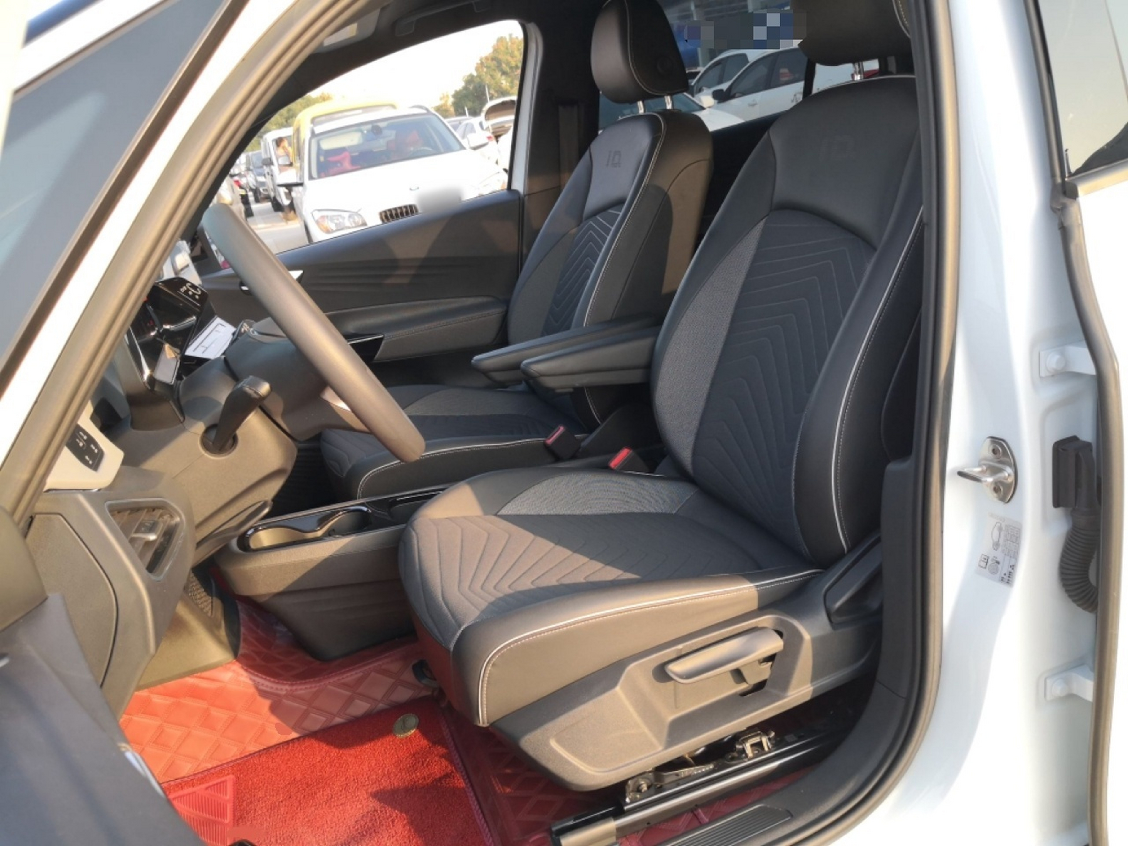 المقاعد الأمامية داخل السيارة