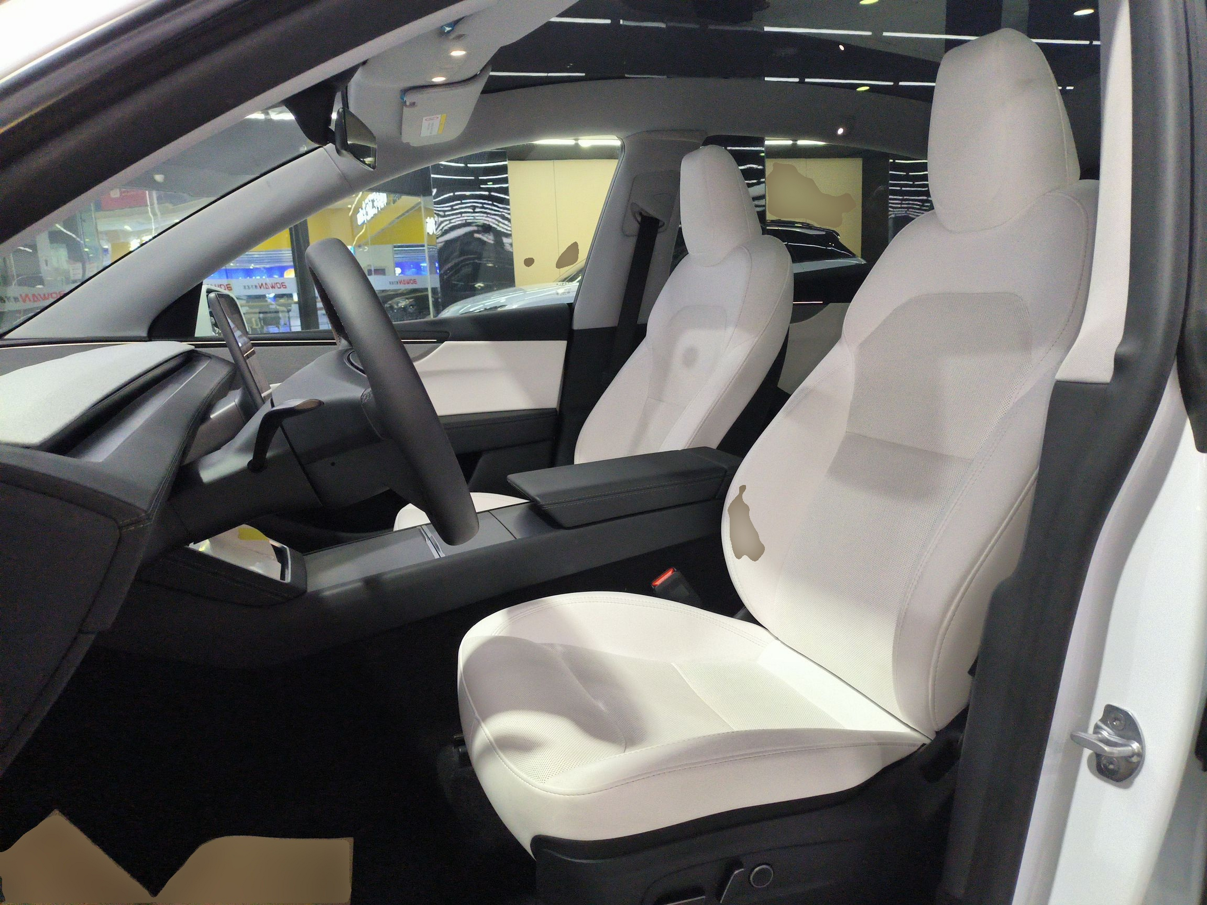 المقاعد الأمامية داخل السيارة