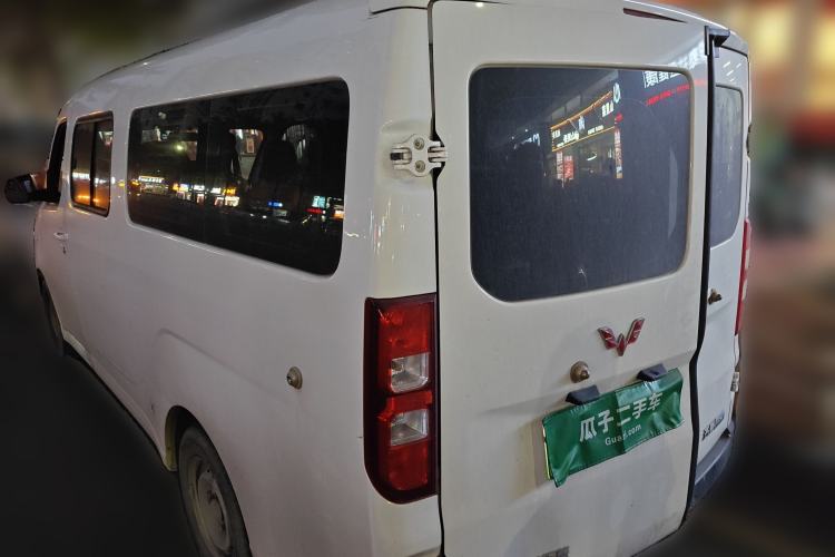 Used Wuling Yangguang 2024 300km Comfort-Grade Passenger Van 60kW