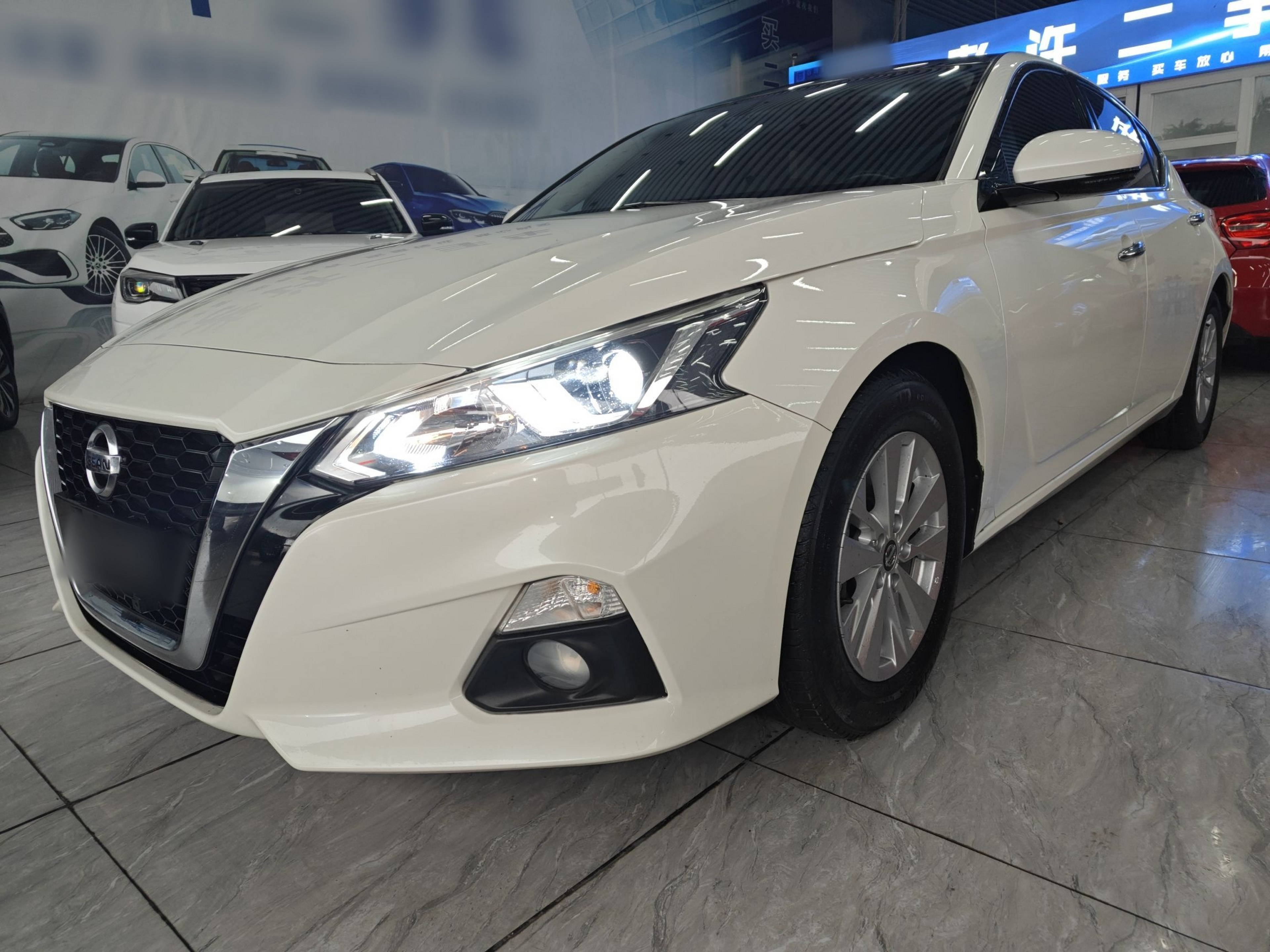 تحت مقدمة السيارة