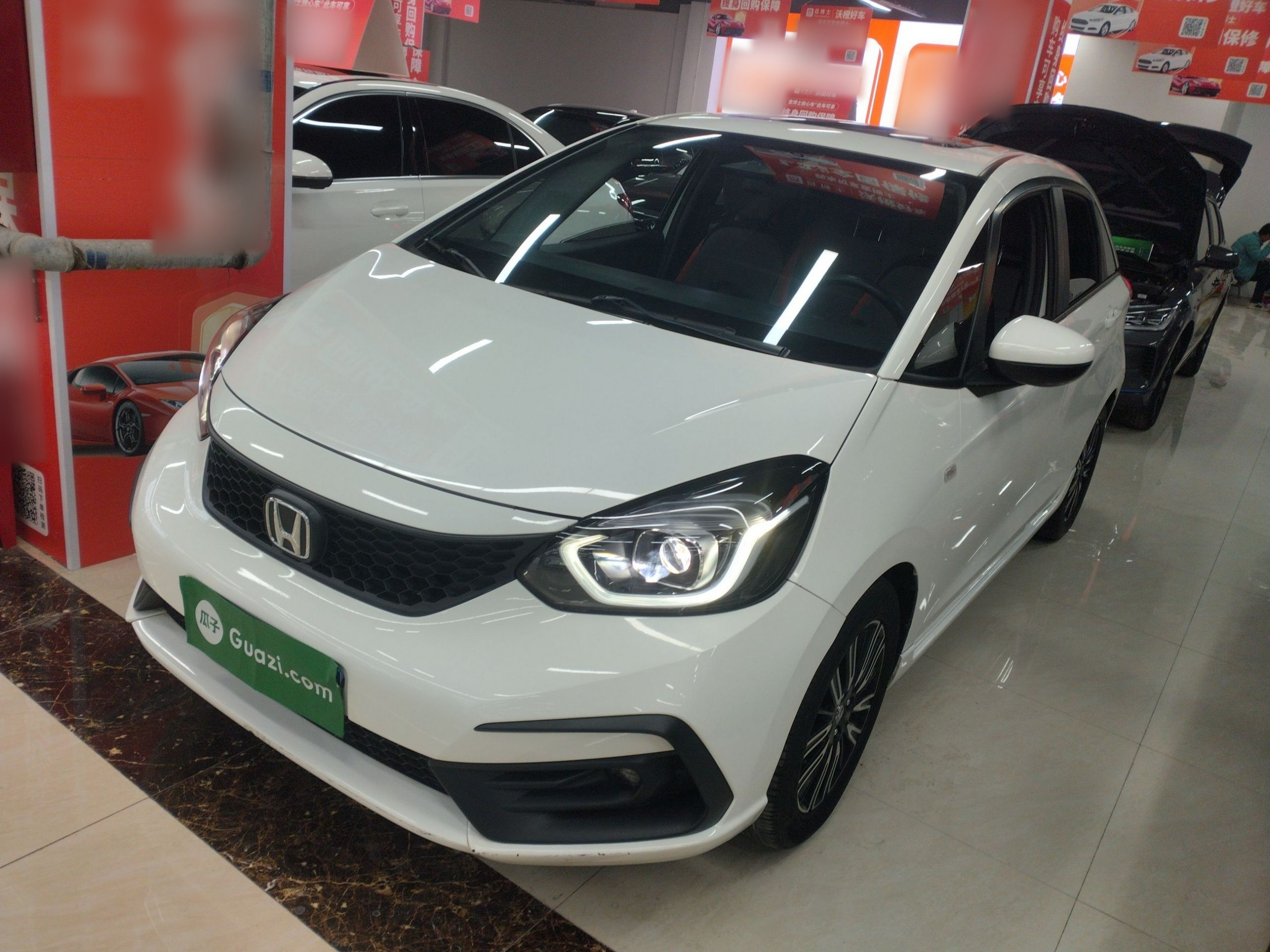 تحت مقدمة السيارة